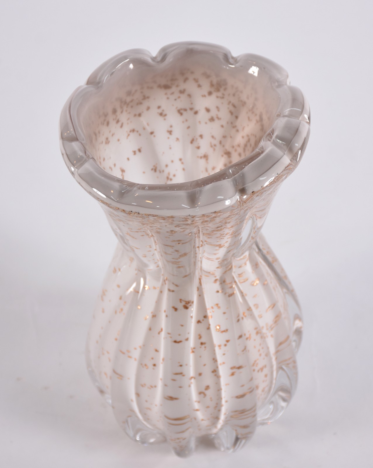 Vaso de vidro decorativo na cor creme com pó de ouro. - foto 2 de 3