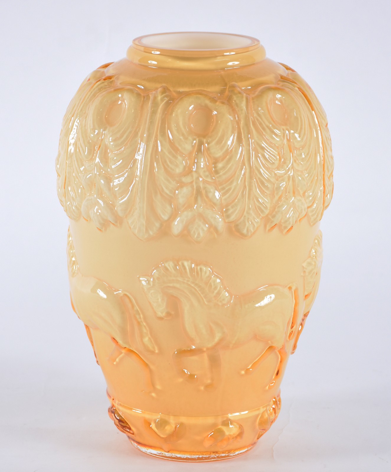 Vaso de vidro decorativo na cor amarela com figuras de cavalo em... - foto 1 de 3