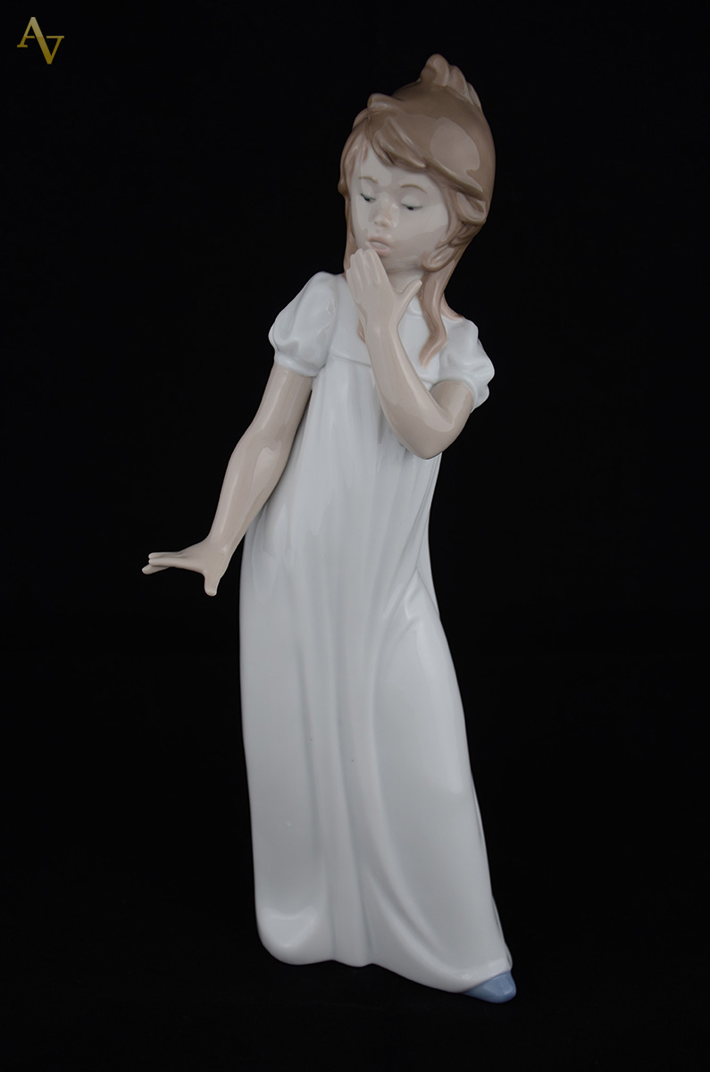 NAO - Escultura em porcelana européia representando menina. Altura... - foto 1 de 2
