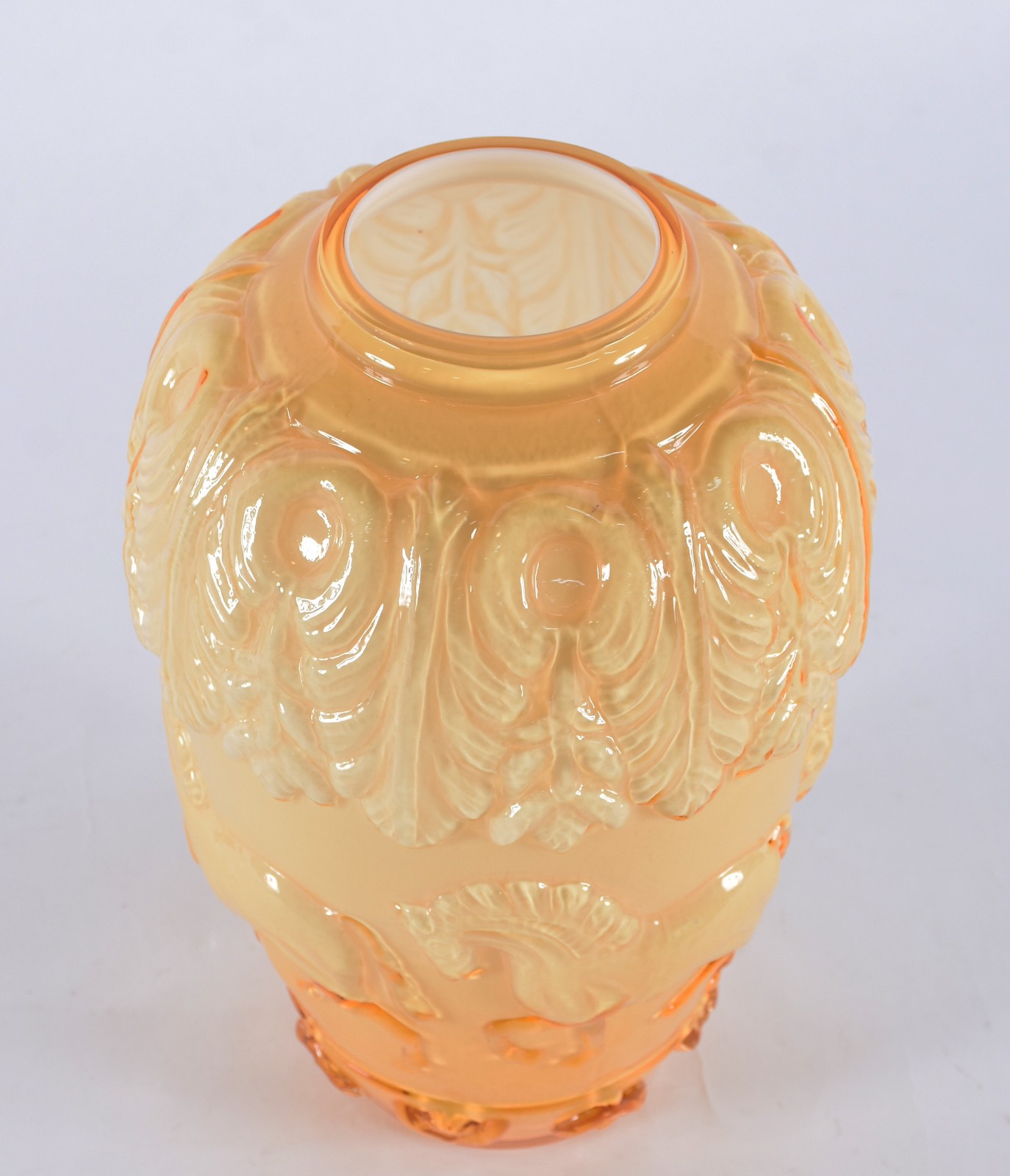 Vaso de vidro decorativo na cor amarela com figuras de cavalo em... - foto 2 de 3