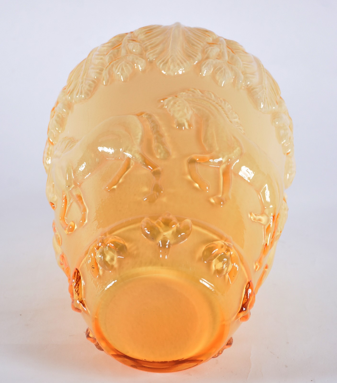 Vaso de vidro decorativo na cor amarela com figuras de cavalo em... - foto 3 de 3