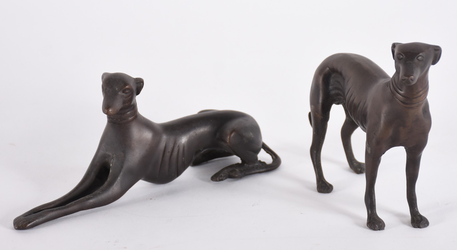 Duas estatuetas de bronze representando cachorros. - foto 1 de 5
