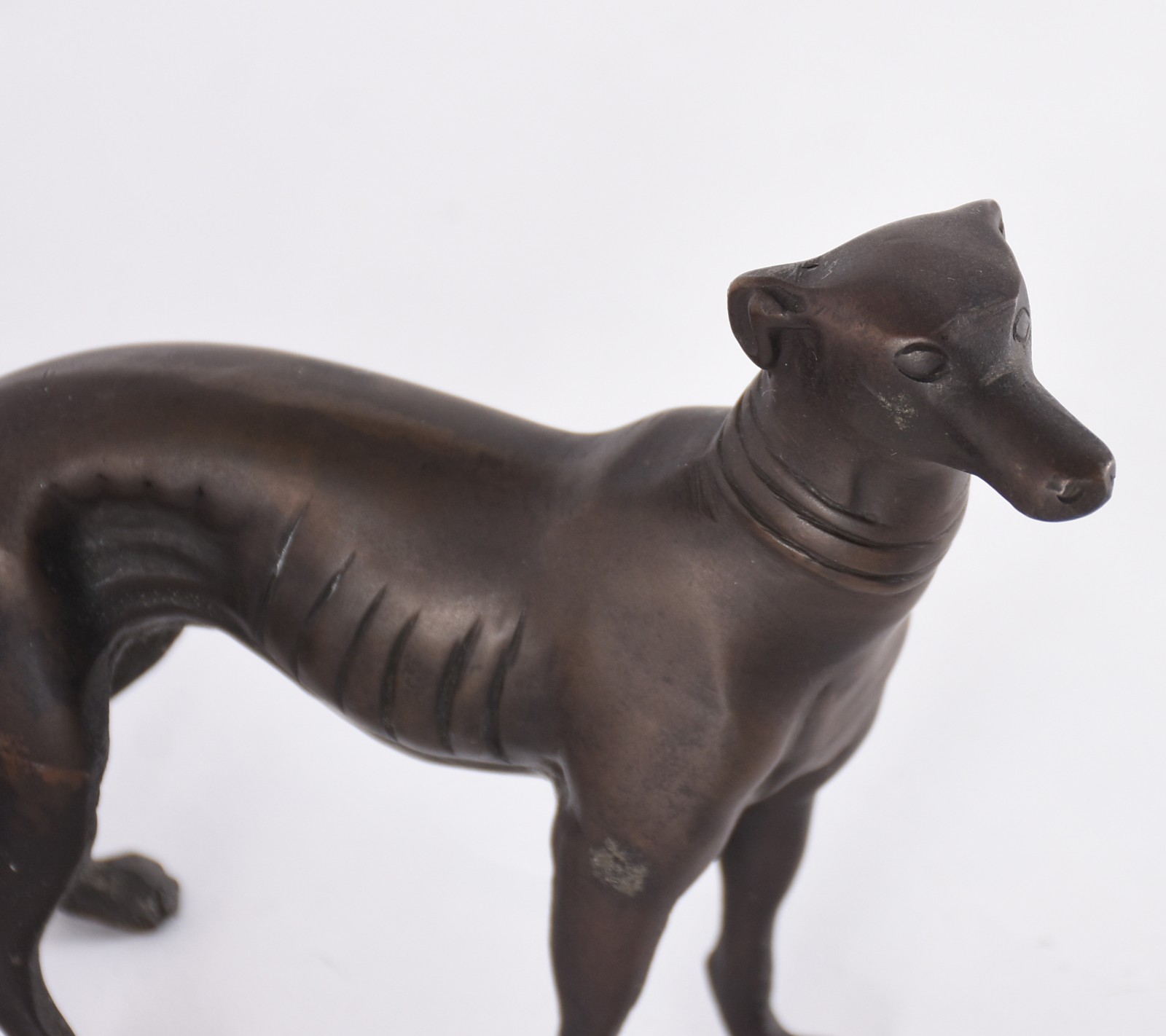 Duas estatuetas de bronze representando cachorros. - foto 2 de 5