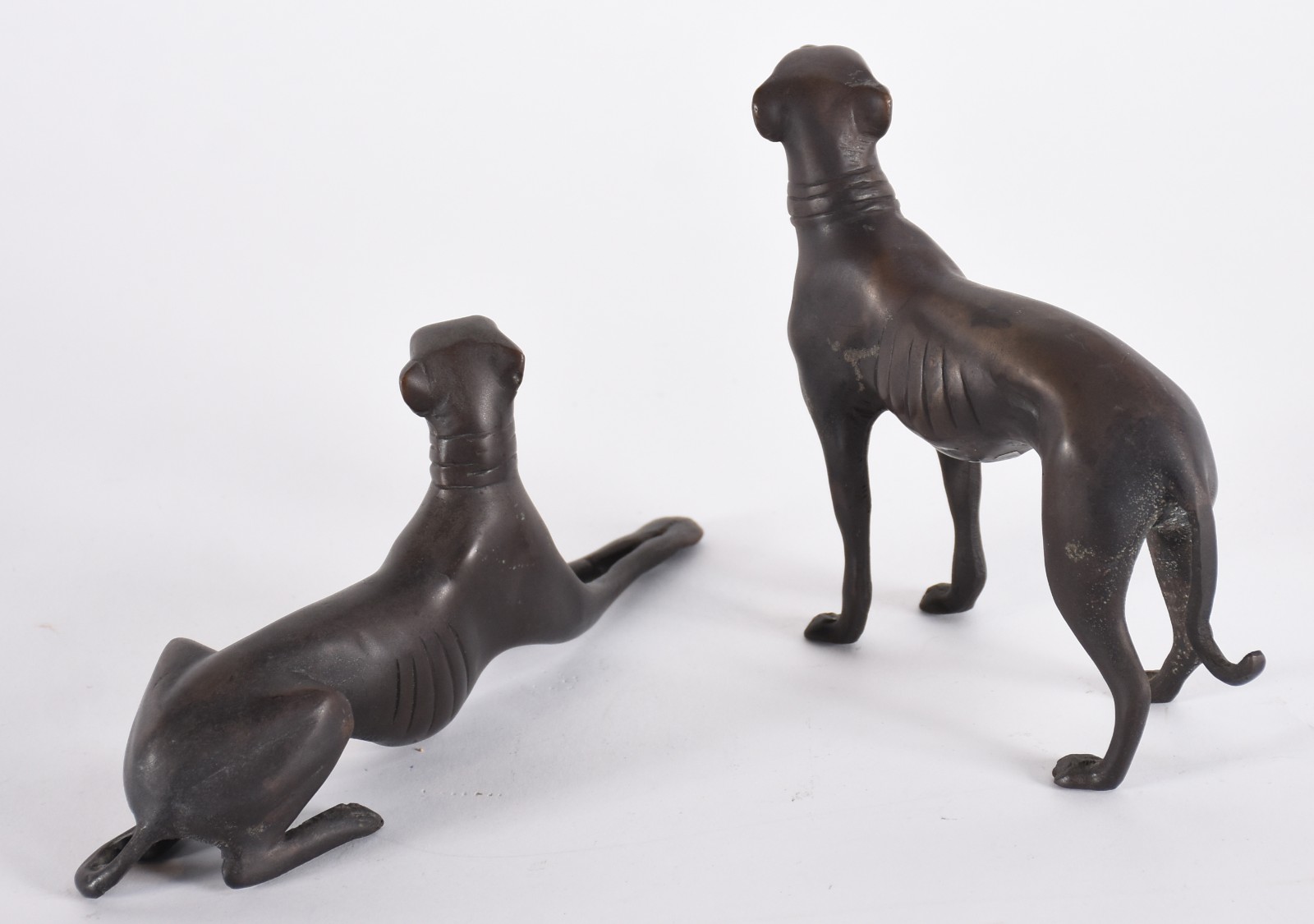 Duas estatuetas de bronze representando cachorros. - foto 3 de 5
