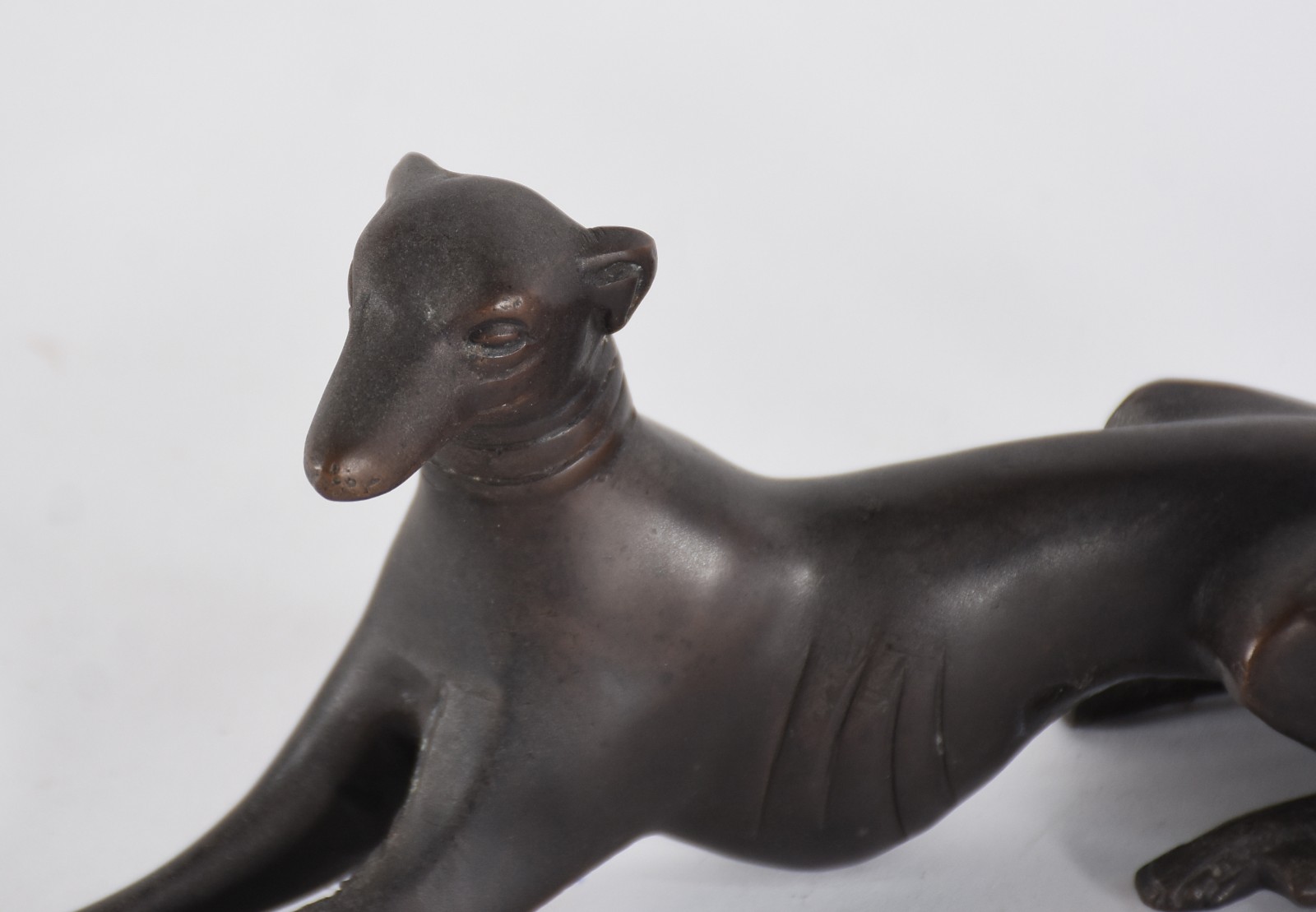 Duas estatuetas de bronze representando cachorros. - foto 4 de 5