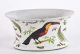 Cachepot de porcelana com pássaros e folhas em ... - Cachepot de porcelana com pássaros e folhas em policromia