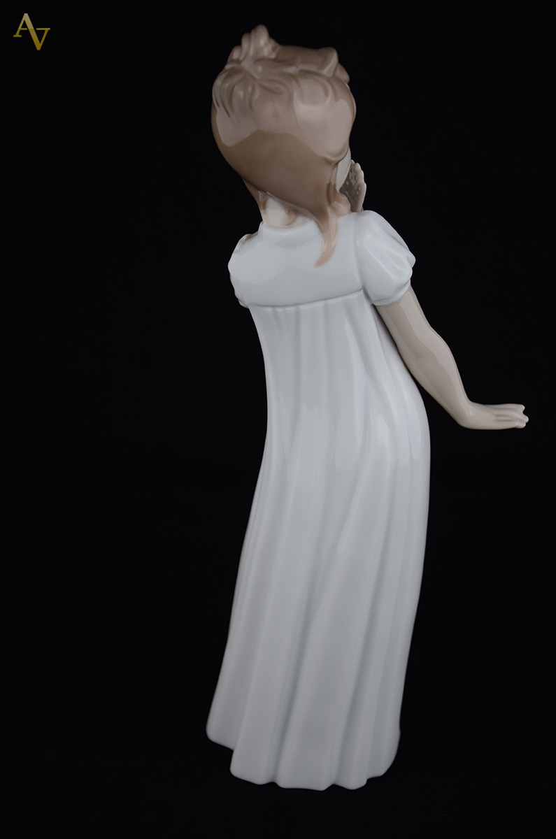 NAO - Escultura em porcelana européia representando menina. Altura... - foto 2 de 2