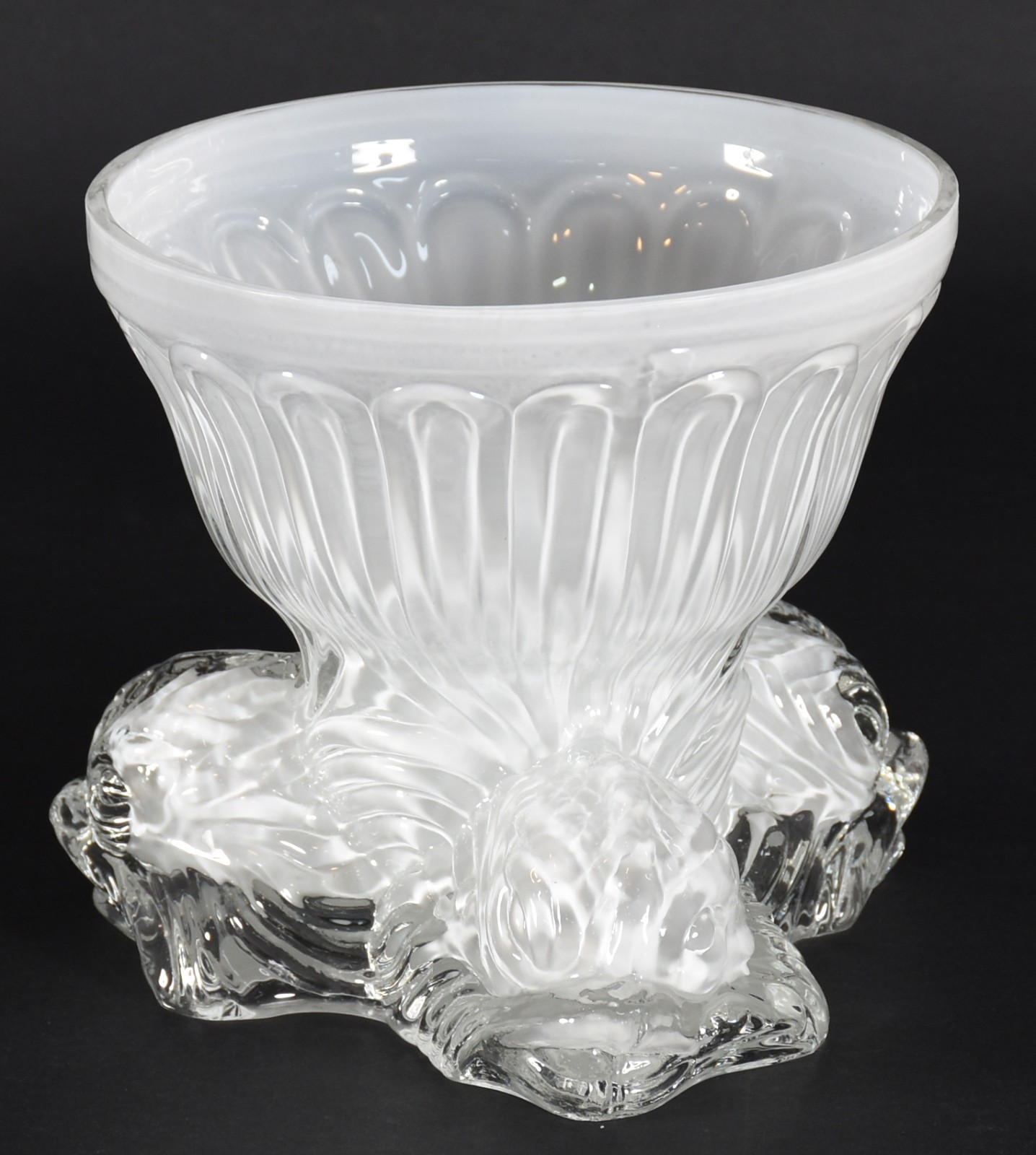 Bowl de vidro branco decorativo com peixes em relevo. - foto 1 de 4