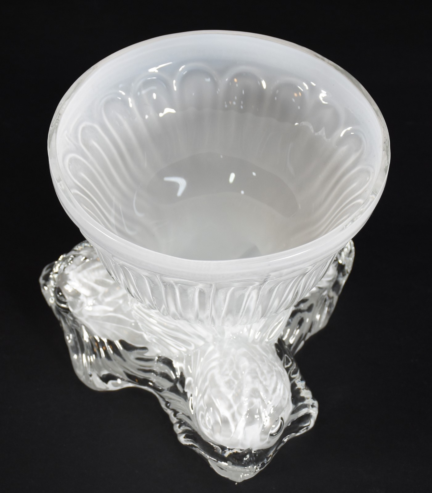 Bowl de vidro branco decorativo com peixes em relevo. - foto 2 de 4