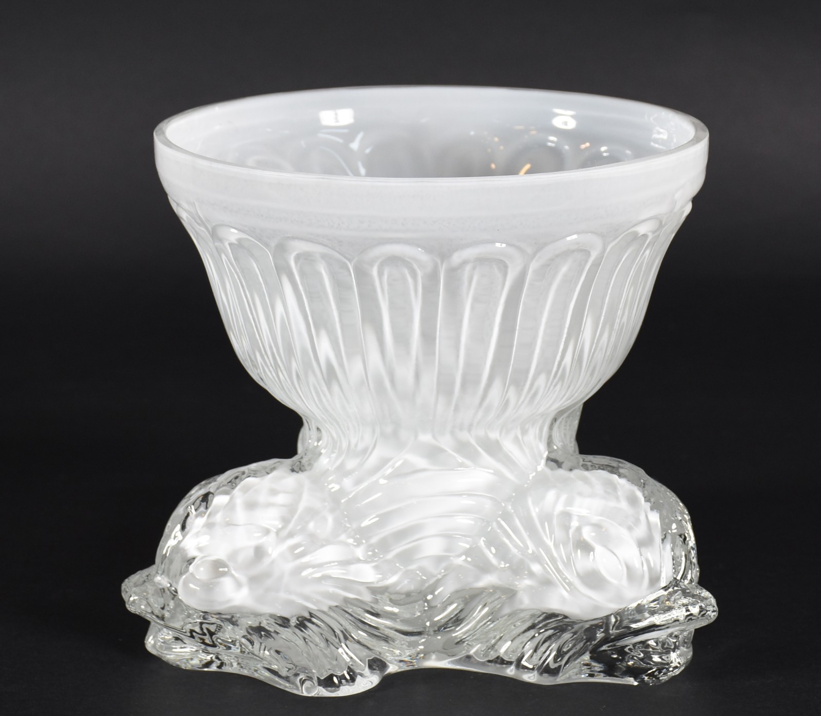 Bowl de vidro branco decorativo com peixes em relevo. - foto 3 de 4