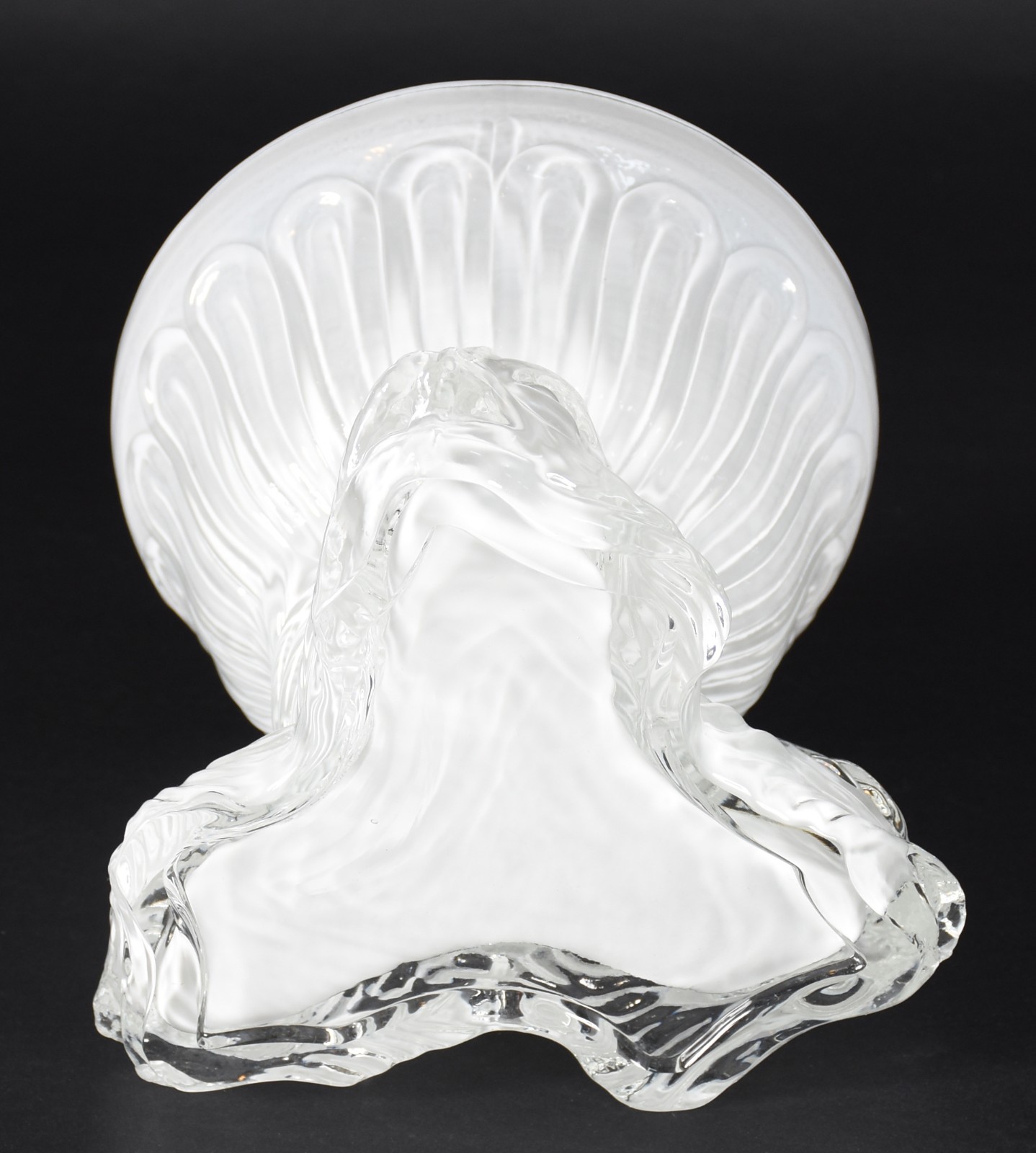 Bowl de vidro branco decorativo com peixes em relevo. - foto 4 de 4