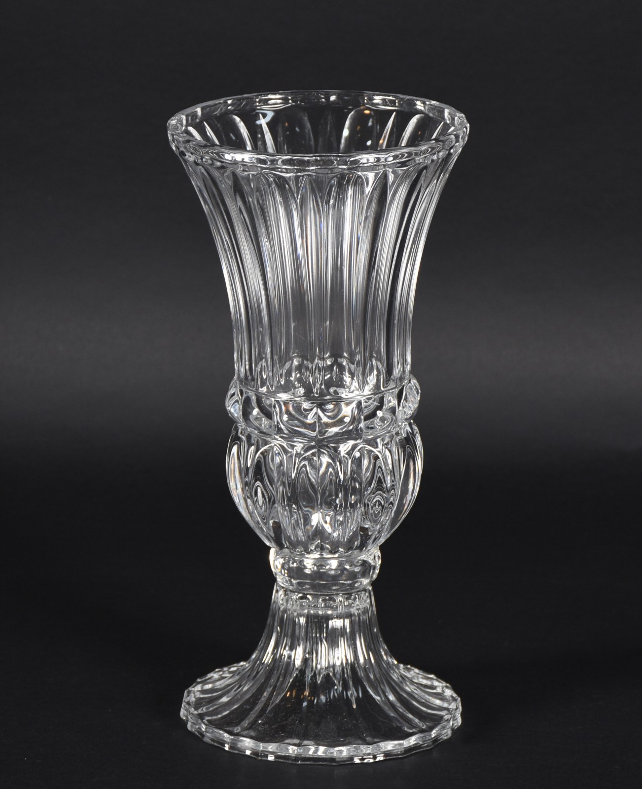 Vaso de vidro decorativo lapidado com pé redondo. - foto 1 de 3