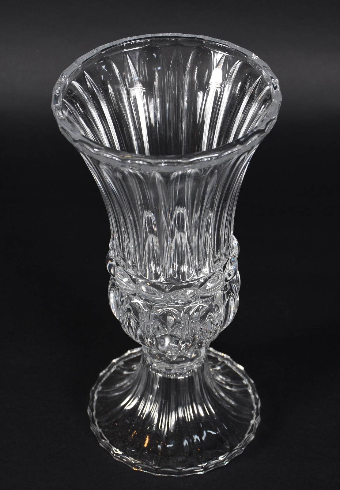 Vaso de vidro decorativo lapidado com pé redondo. - foto 2 de 3