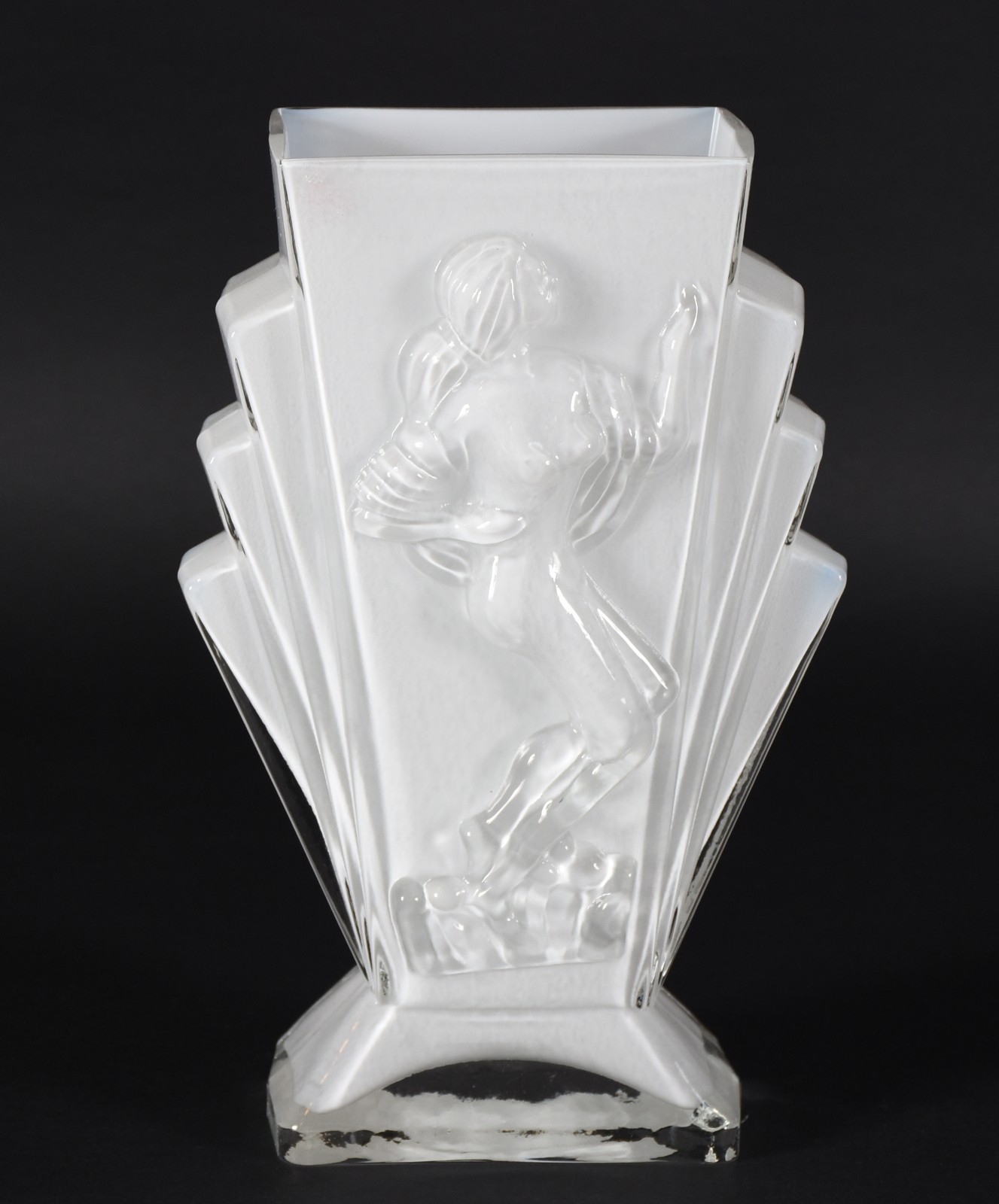 Vaso de vidro decorativo branco com figuras de ninfas em relevo. - foto 1 de 4