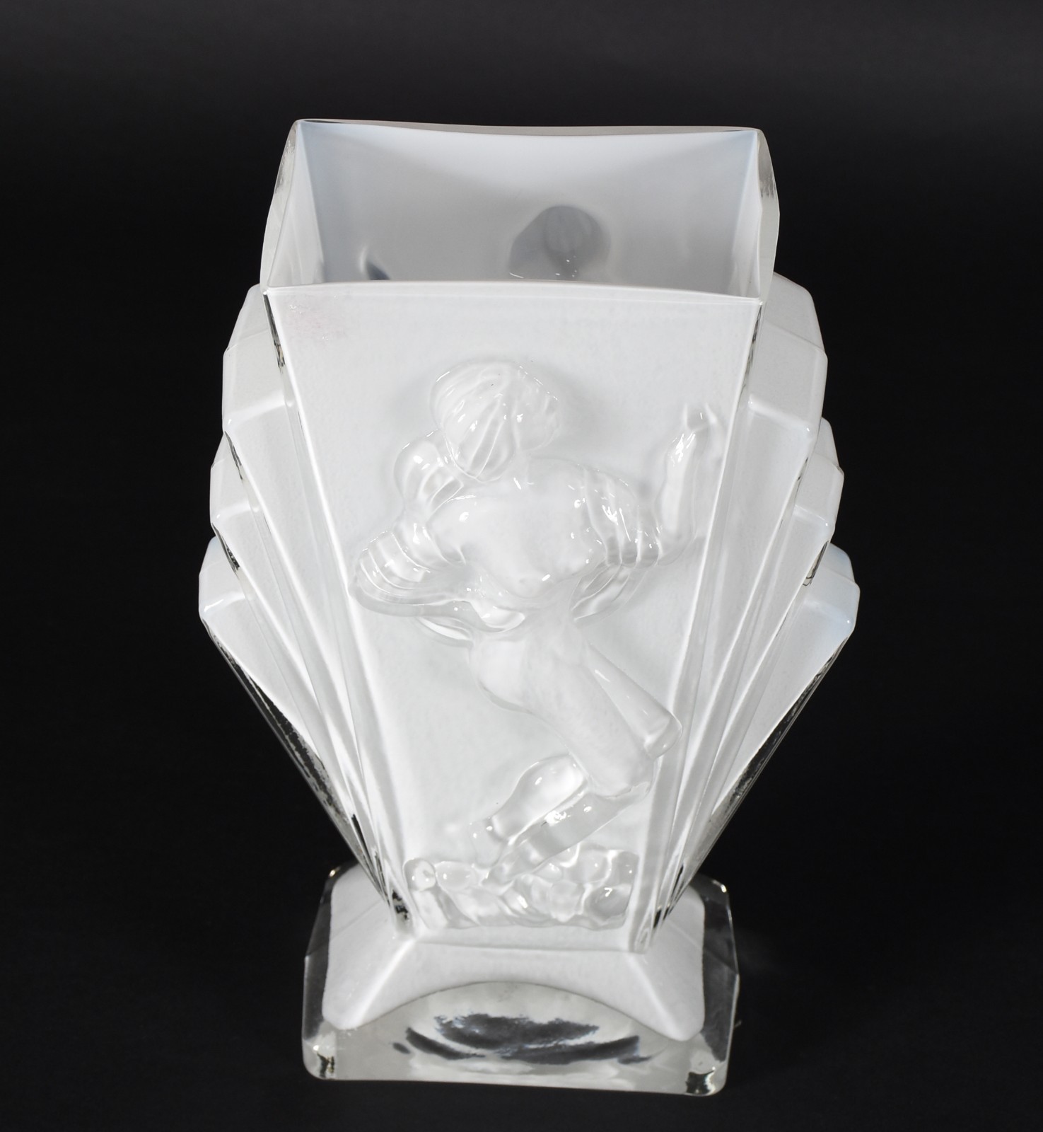 Vaso de vidro decorativo branco com figuras de ninfas em relevo. - foto 2 de 4