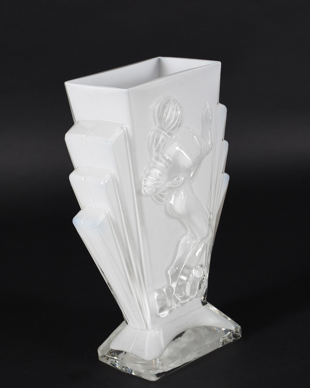 Vaso de vidro decorativo branco com figuras de ninfas em relevo. - foto 3 de 4