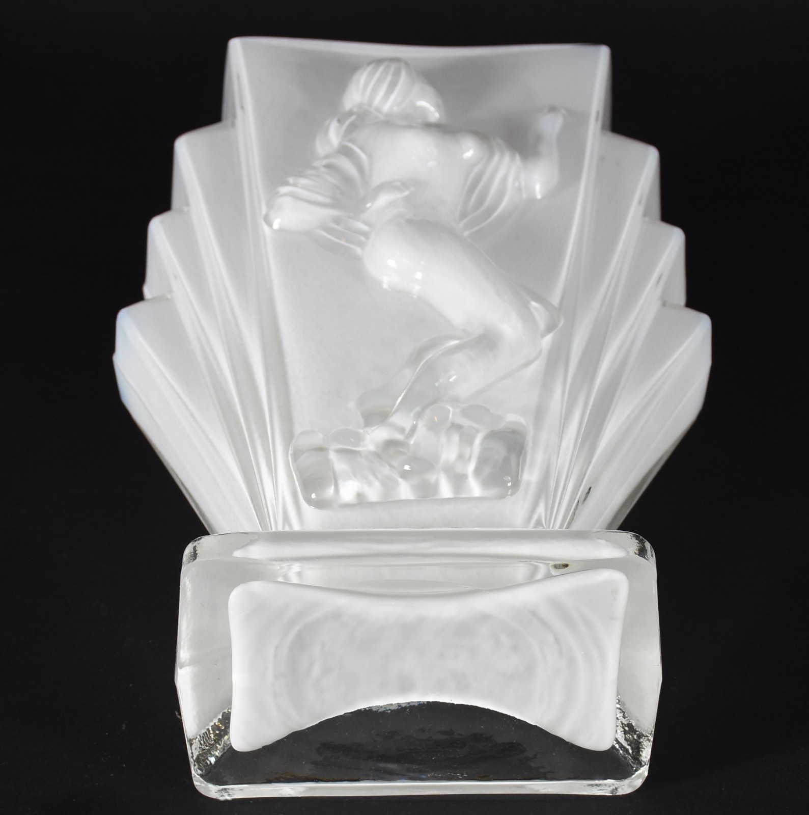 Vaso de vidro decorativo branco com figuras de ninfas em relevo. - foto 4 de 4