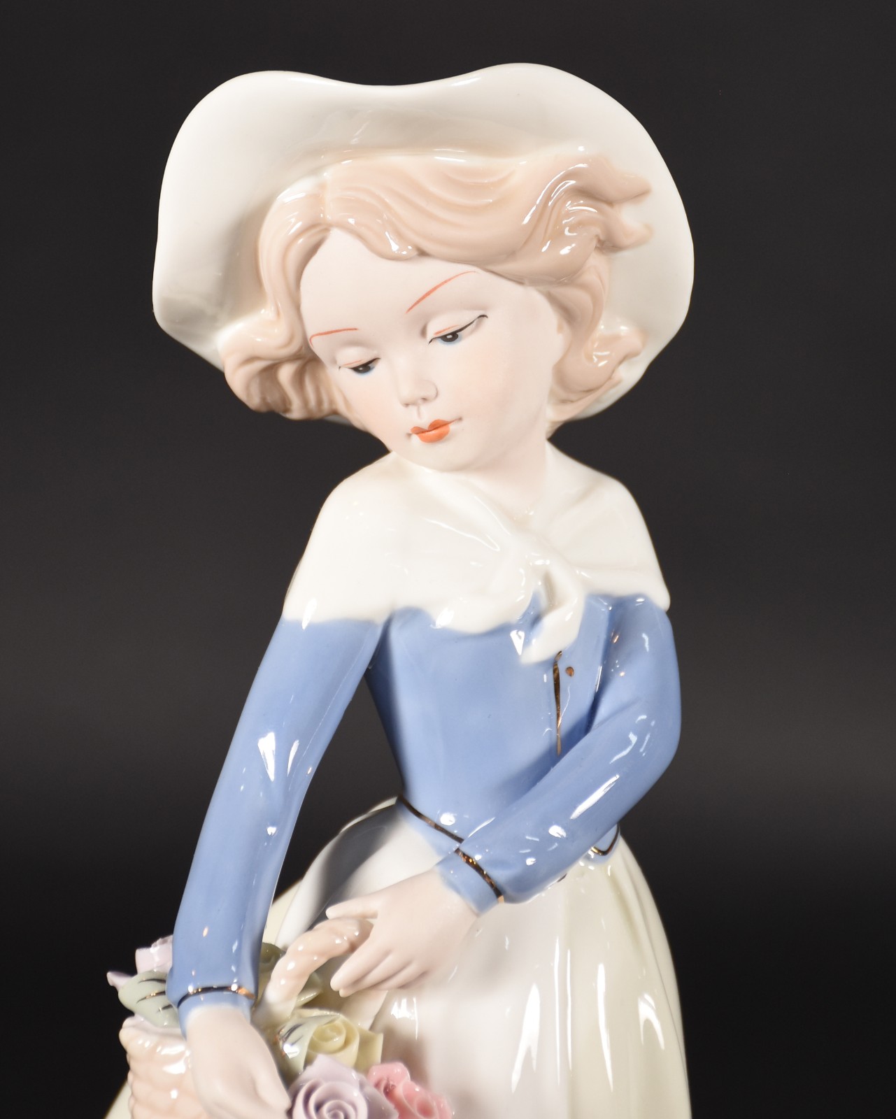 Estatueta de porcelana policromada representando menina com cesto de... - foto 2 de 4