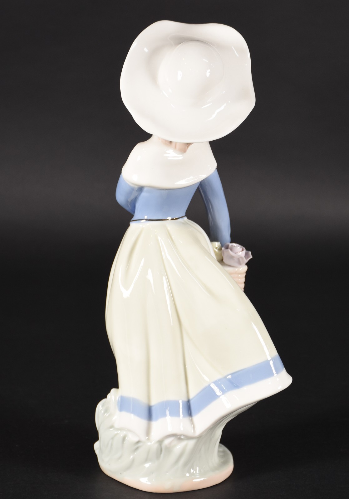 Estatueta de porcelana policromada representando menina com cesto de... - foto 3 de 4