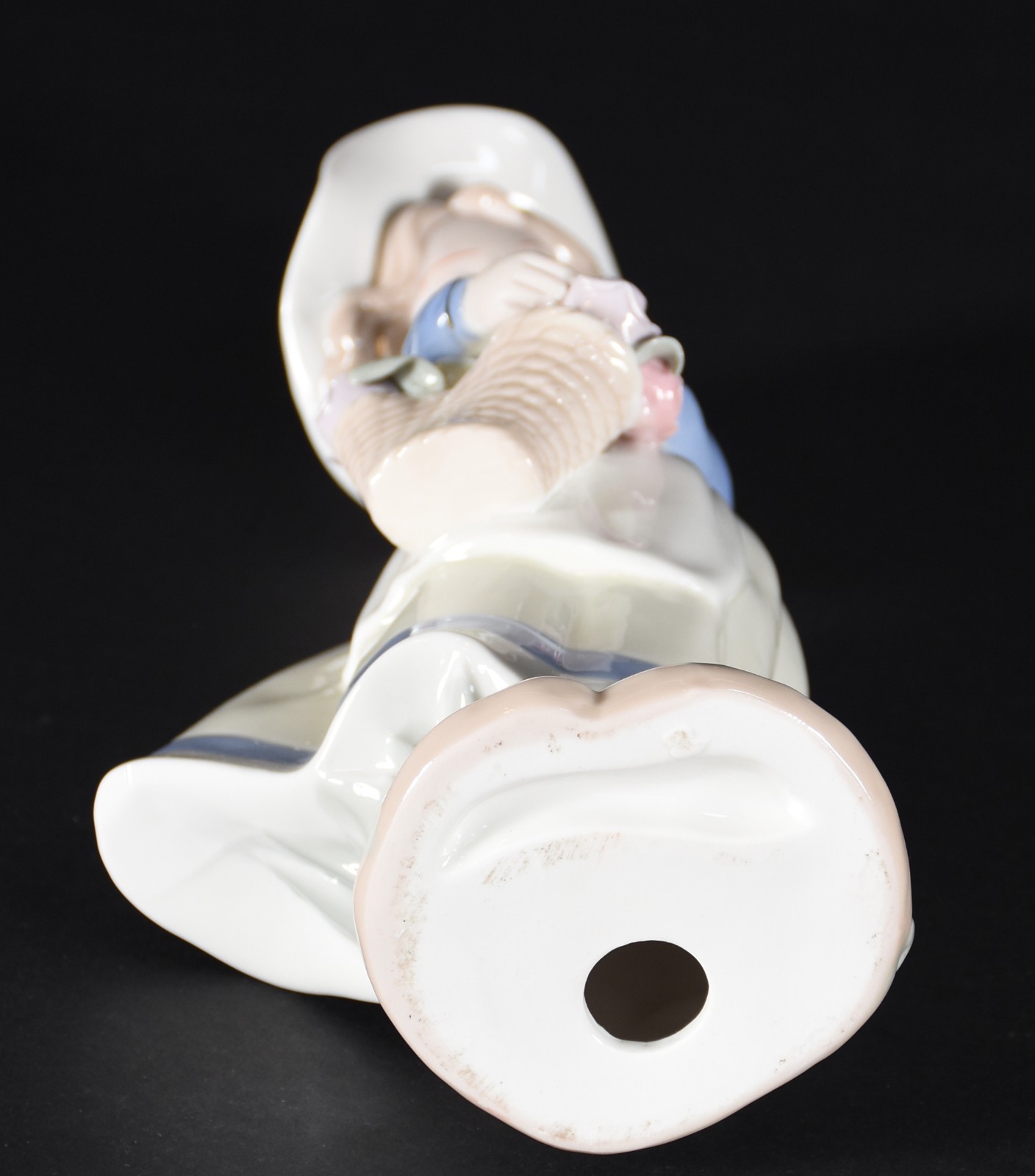 Estatueta de porcelana policromada representando menina com cesto de... - foto 4 de 4