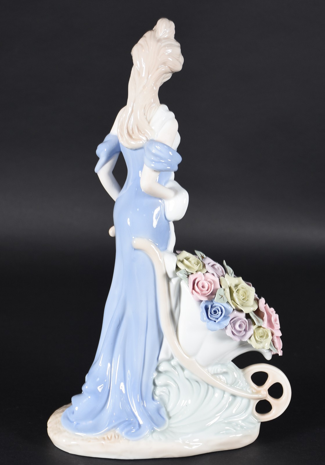 Estatueta de porcelana policromada representando dama com carrinho de... - foto 3 de 4