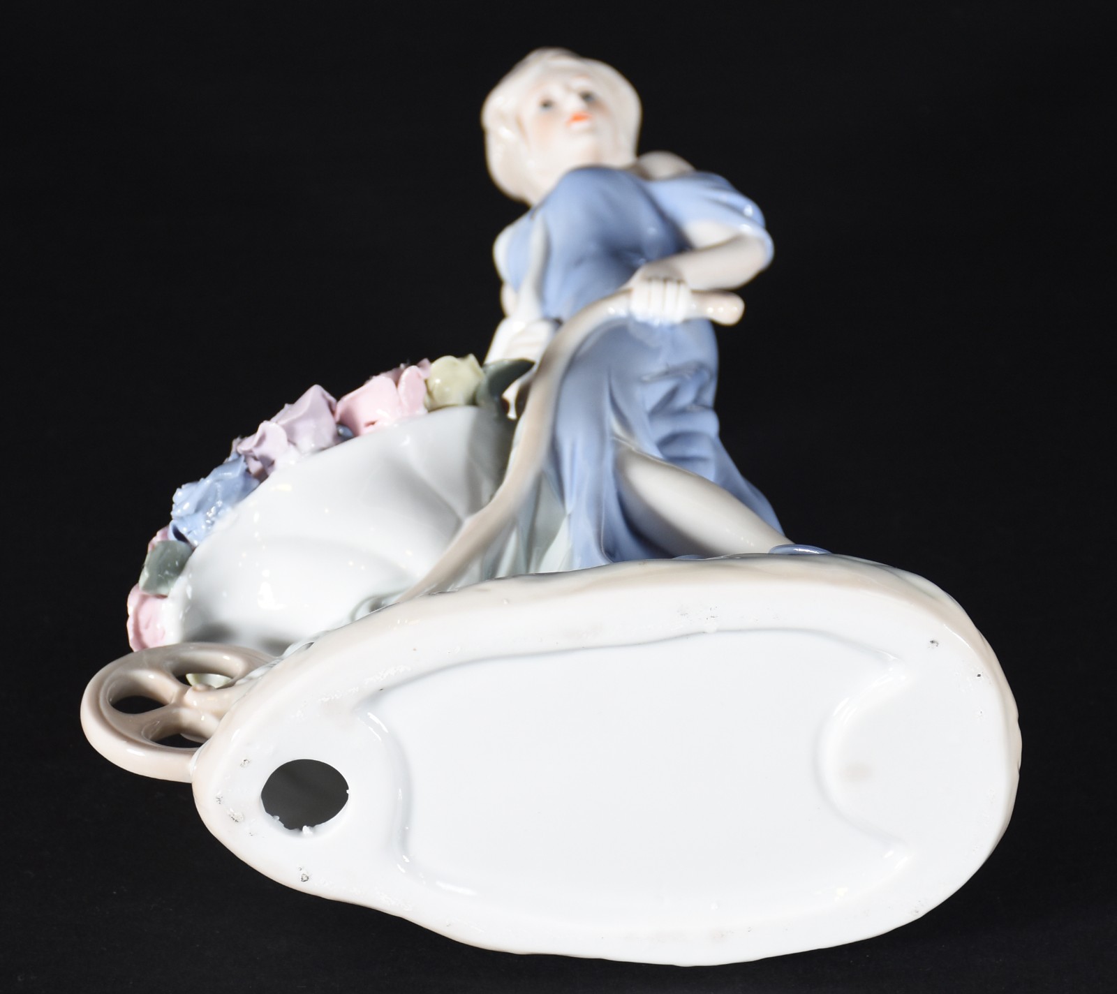Estatueta de porcelana policromada representando dama com carrinho de... - foto 4 de 4