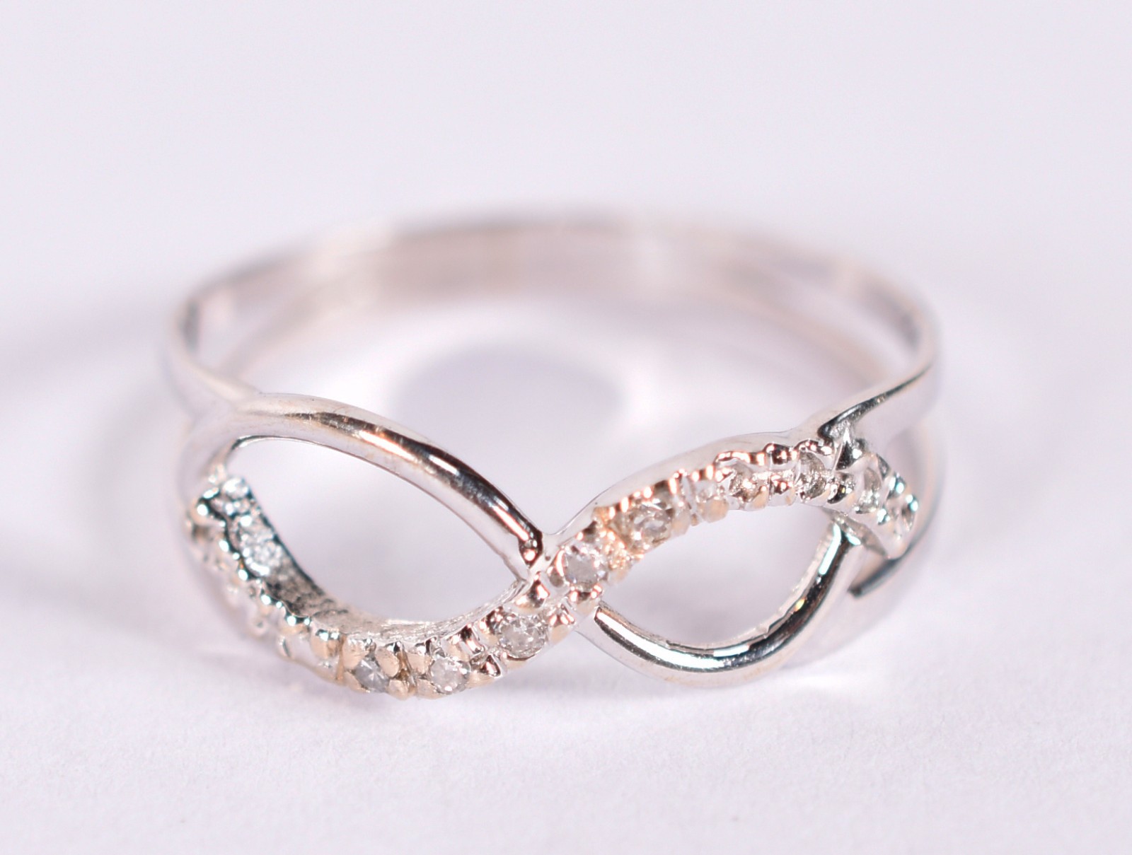 Anel em ouro branco 18 k cravejado de brilhantes, aro 14 (Por motivos... - foto 1 de 5