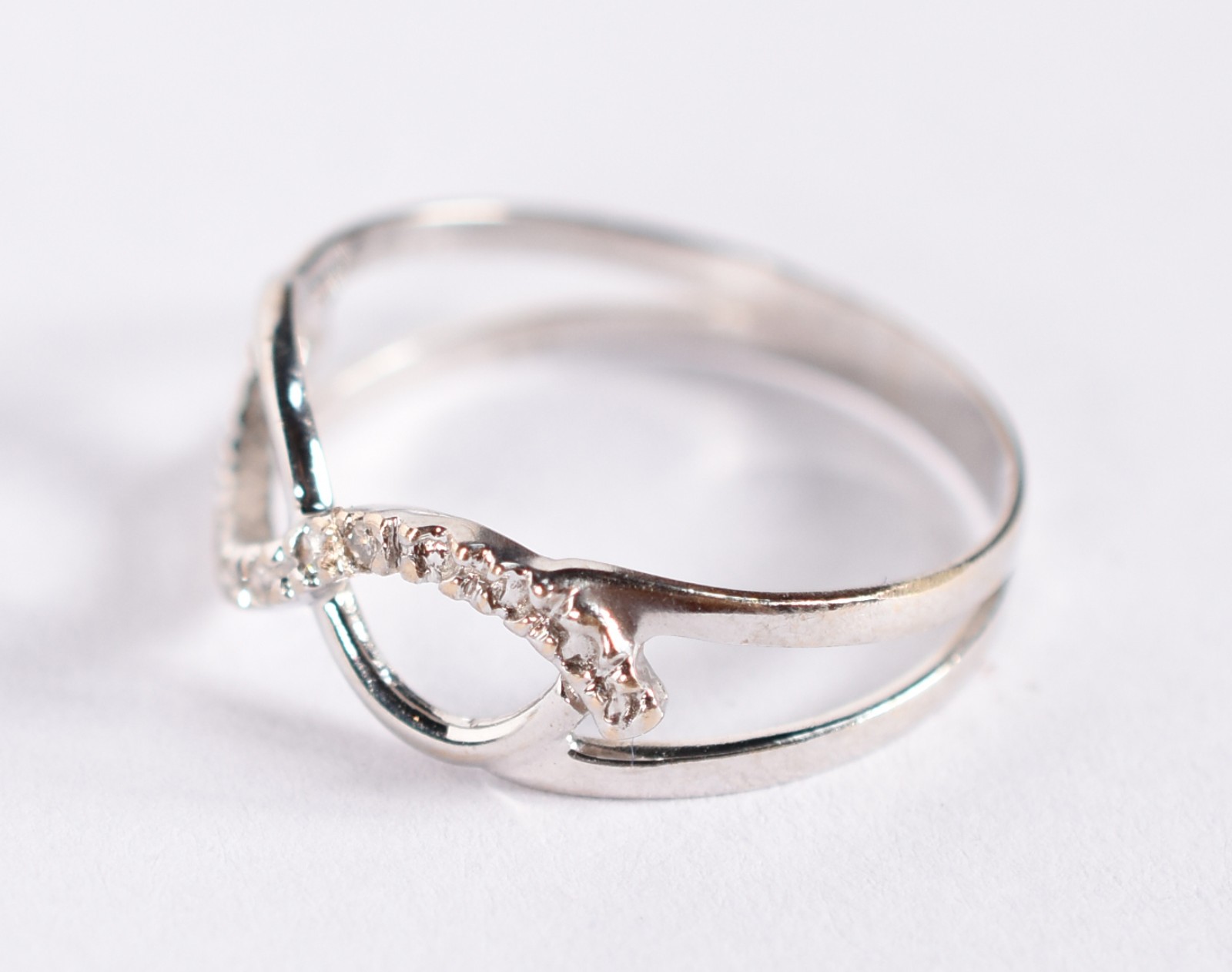 Anel em ouro branco 18 k cravejado de brilhantes, aro 14 (Por motivos... - foto 2 de 5