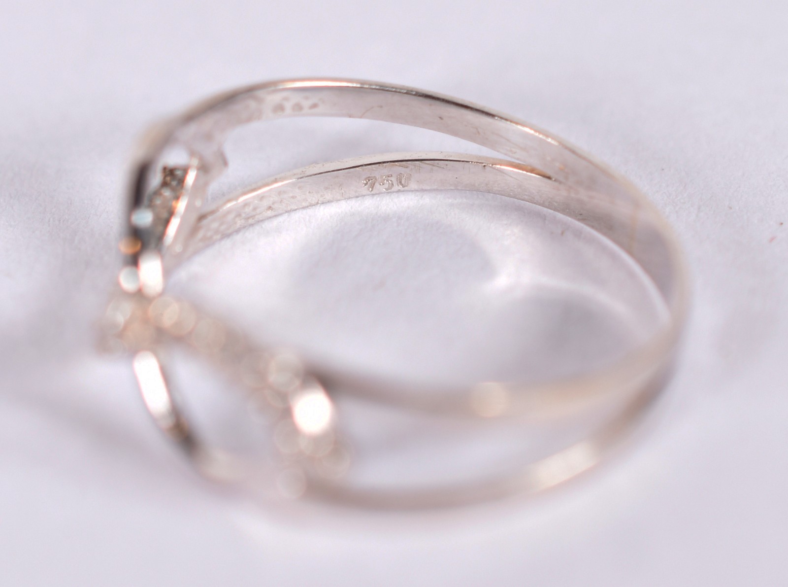 Anel em ouro branco 18 k cravejado de brilhantes, aro 14 (Por motivos... - foto 4 de 5