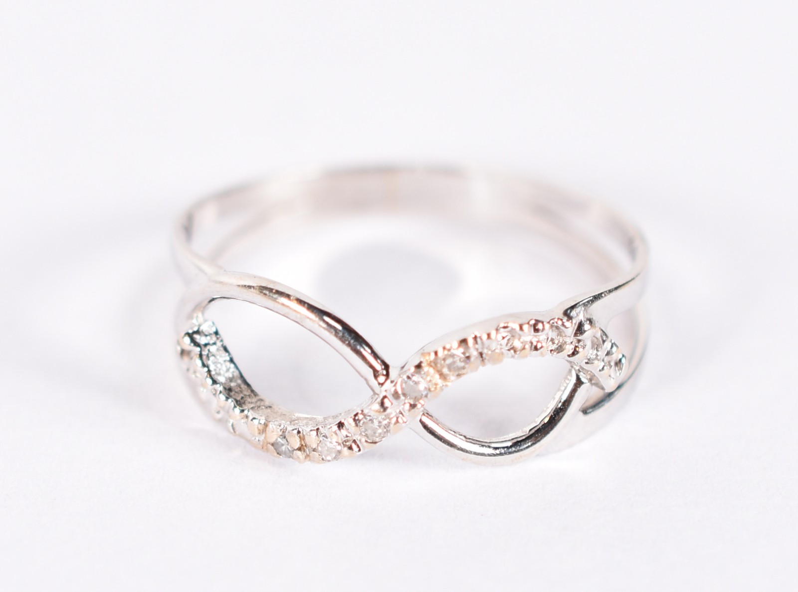 Anel em ouro branco 18 k cravejado de brilhantes, aro 14 (Por motivos... - foto 5 de 5