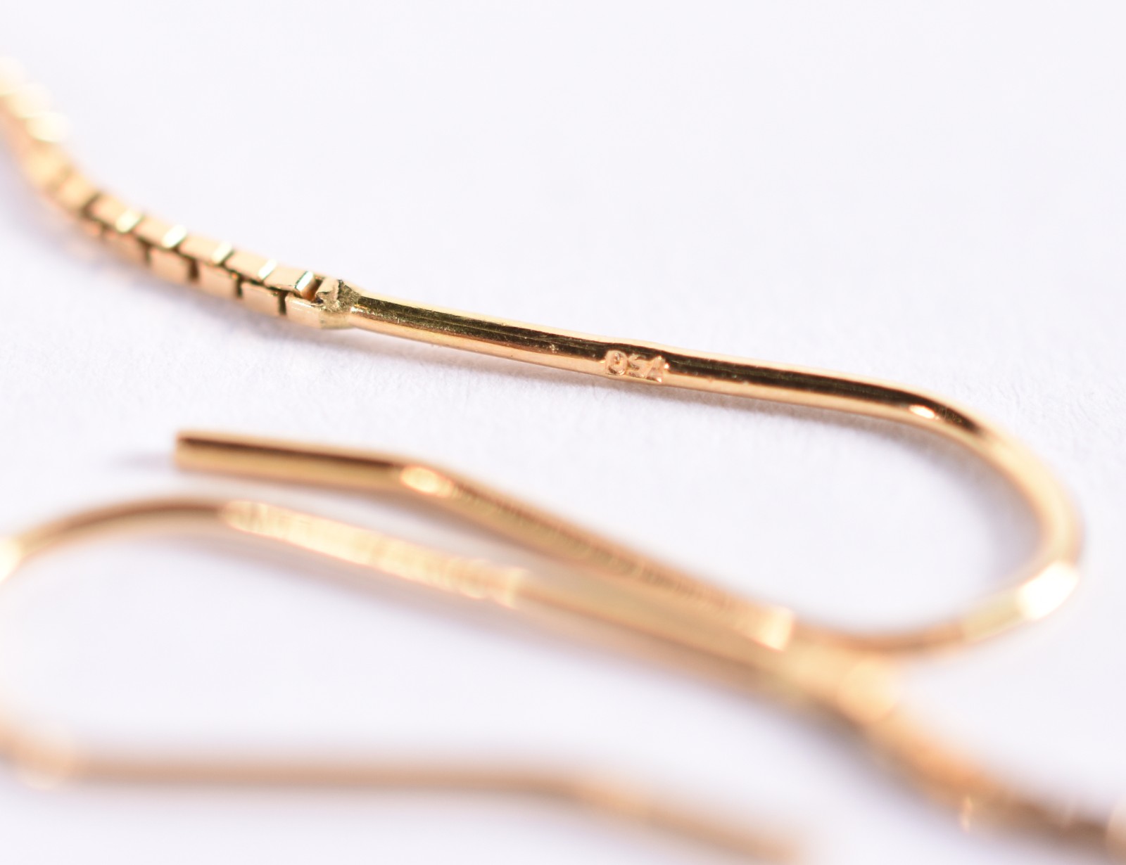 Brinco em ouro 18 k feitio gancho com correntinha e uma gota grande... - foto 4 de 4