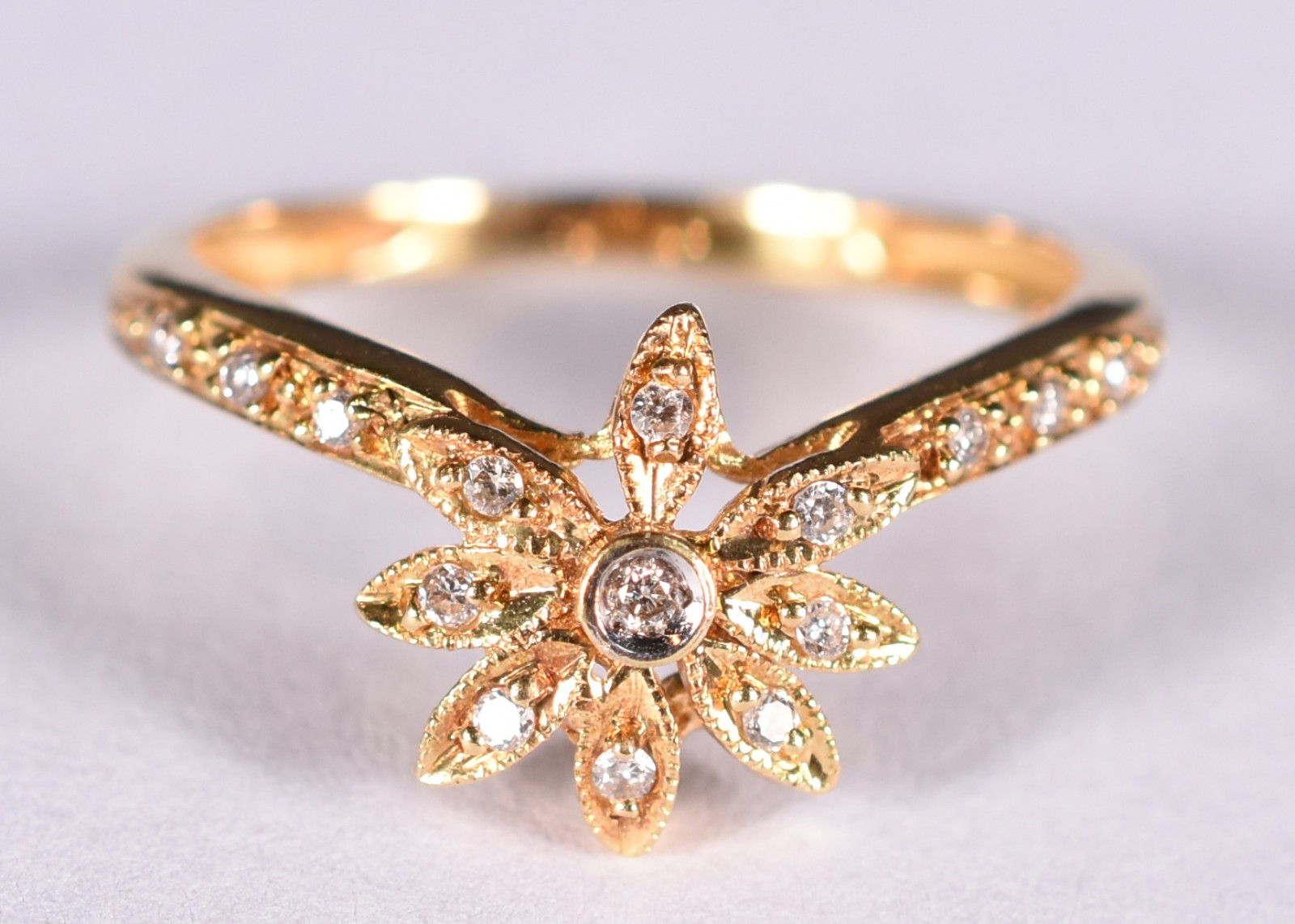 Anel de ouro 18 k, contraste 750 feitio flor cravejado com... - foto 1 de 3