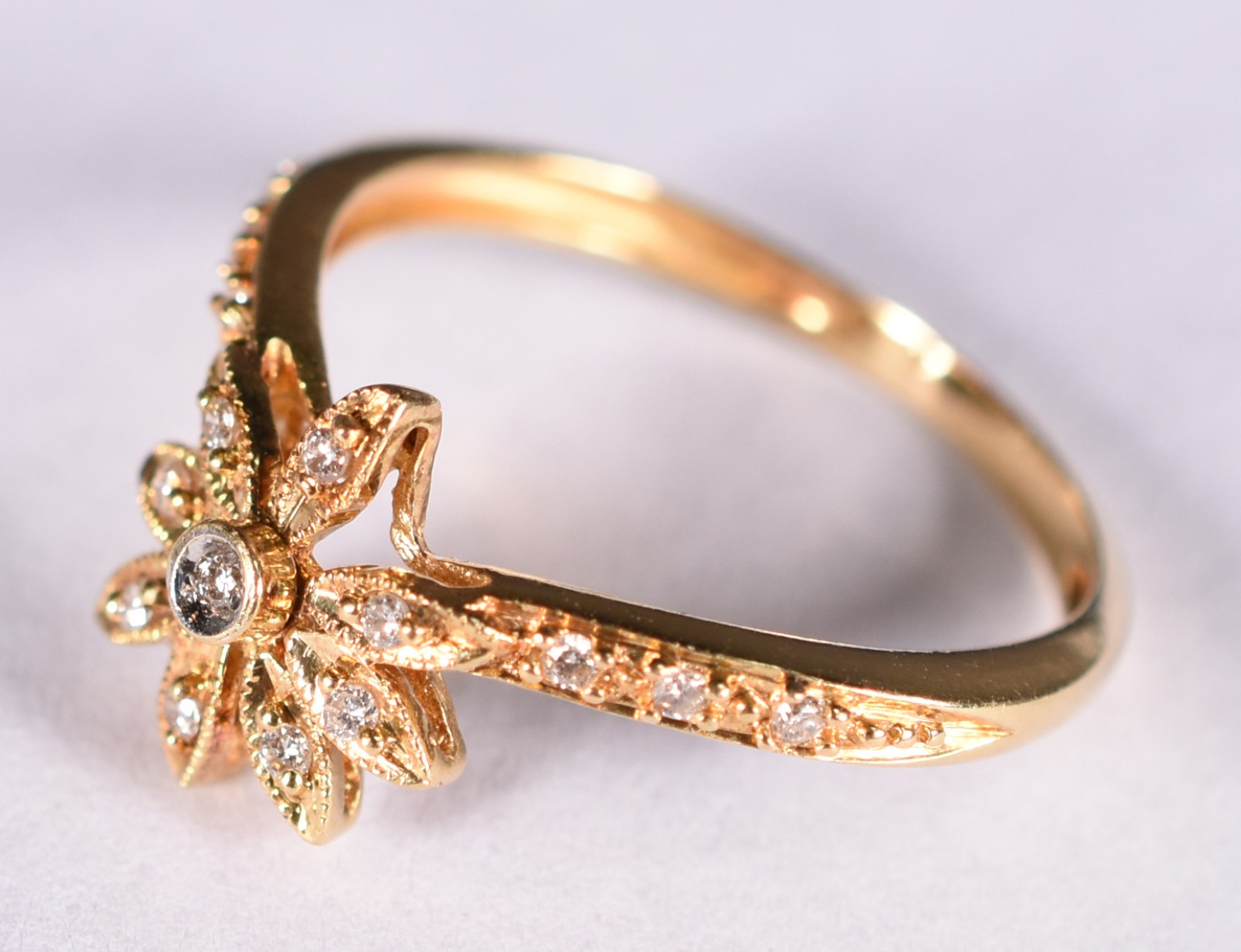 Anel de ouro 18 k, contraste 750 feitio flor cravejado com... - foto 2 de 3