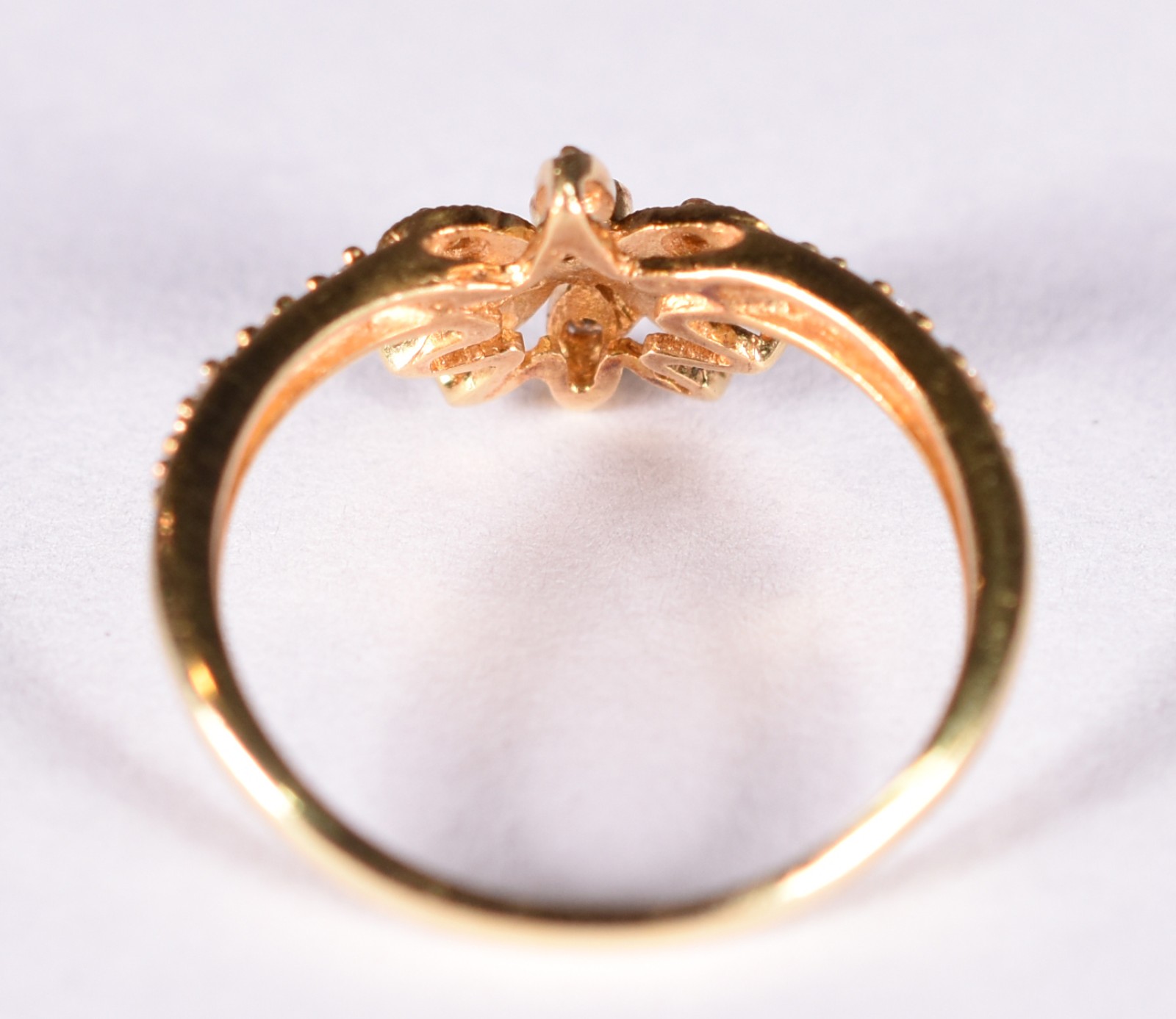 Anel de ouro 18 k, contraste 750 feitio flor cravejado com... - foto 3 de 3