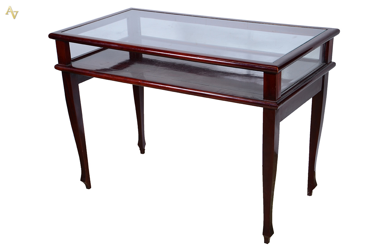 Mesa em mogno com tampo vitrine (com pequenos lascados). Medidas: 110...