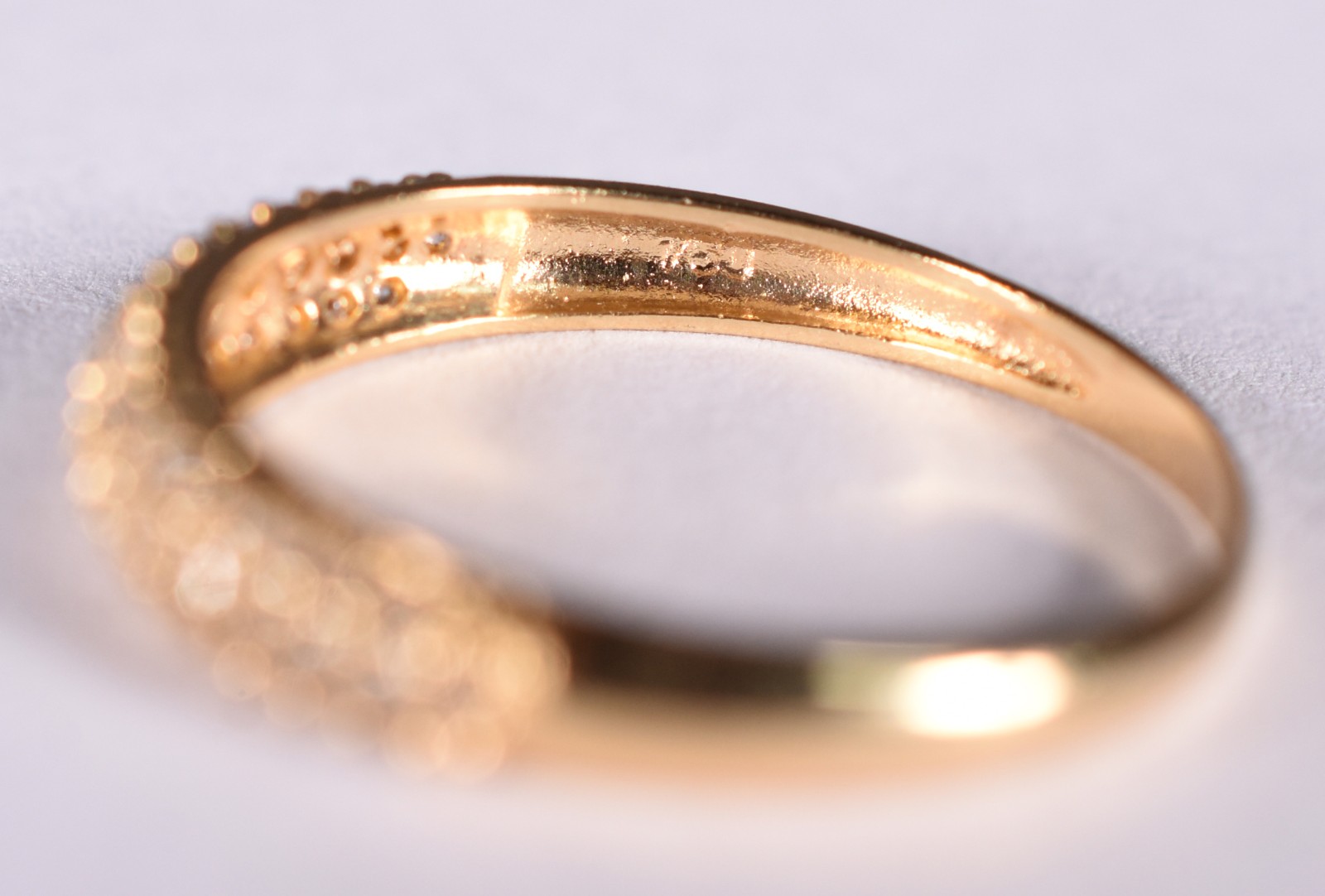Anel de ouro 18 k, contraste 750 cravejado com safiras brancas, aro... - foto 4 de 4