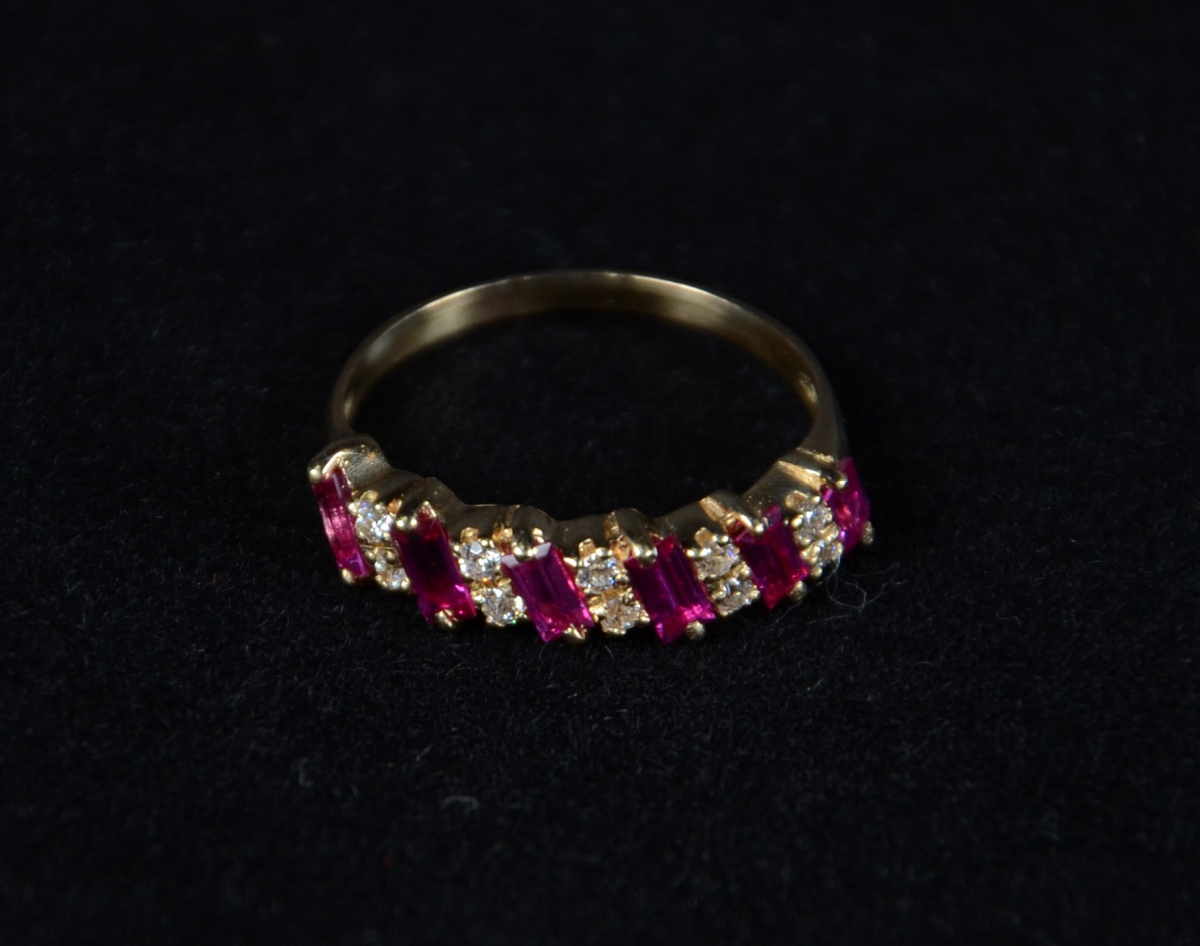 Anel em ouro 18 k com 6 rubis e brilhante. Peso Total: 2,5 g - foto 1 de 2