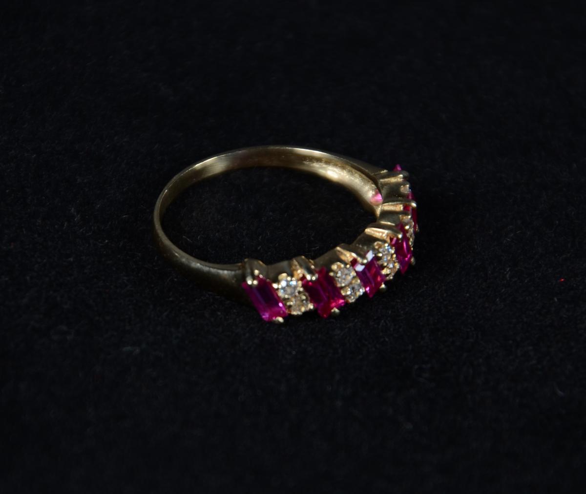 Anel em ouro 18 k com 6 rubis e brilhante. Peso Total: 2,5 g - foto 2 de 2