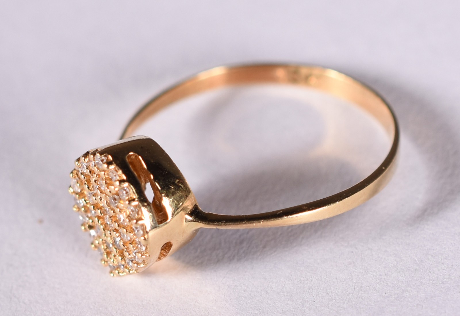 Anel de ouro 18 k, contraste 750 cravejado com safiras brancas, aro... - foto 2 de 4
