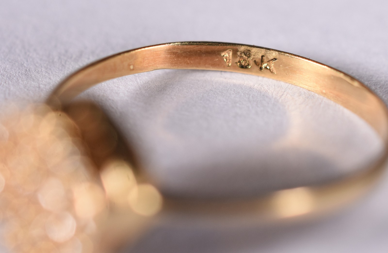 Anel de ouro 18 k, contraste 750 cravejado com safiras brancas, aro... - foto 4 de 4