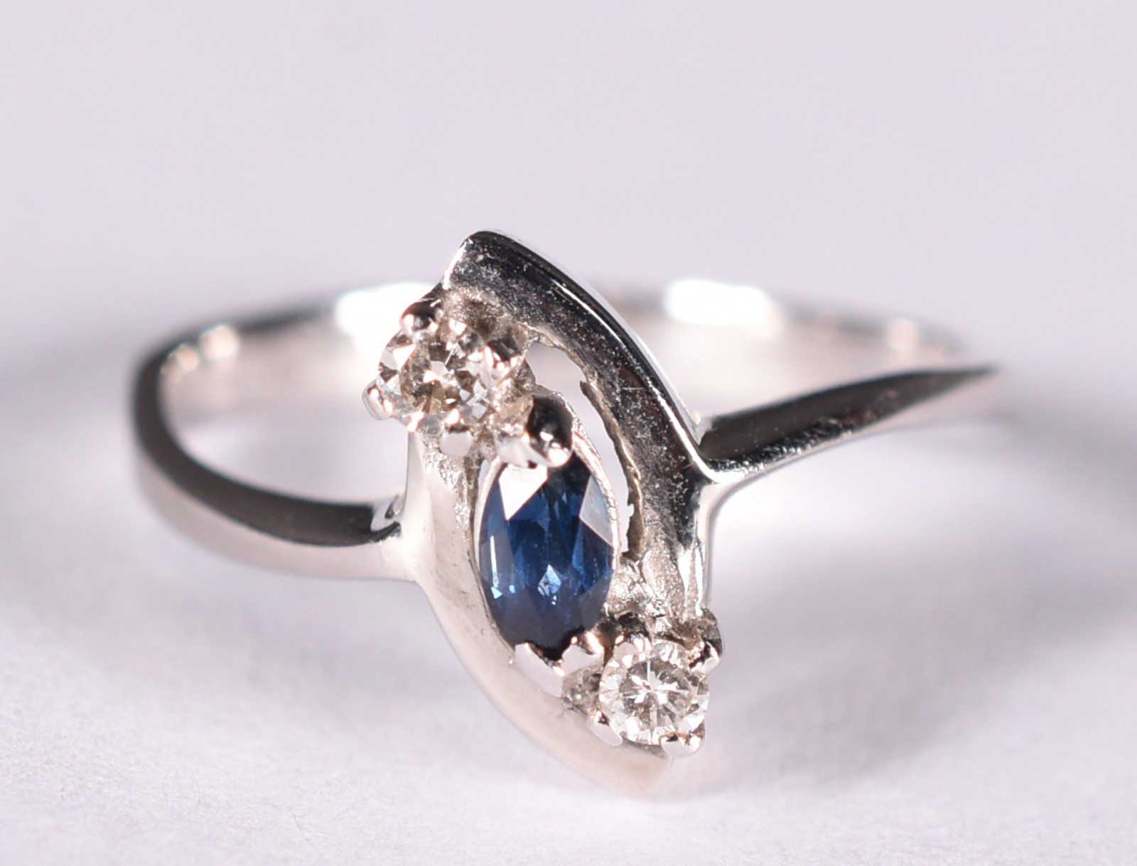 Anel de ouro branco com 2 brilhantes e safira azul, aro 13 (Por... - foto 1 de 5