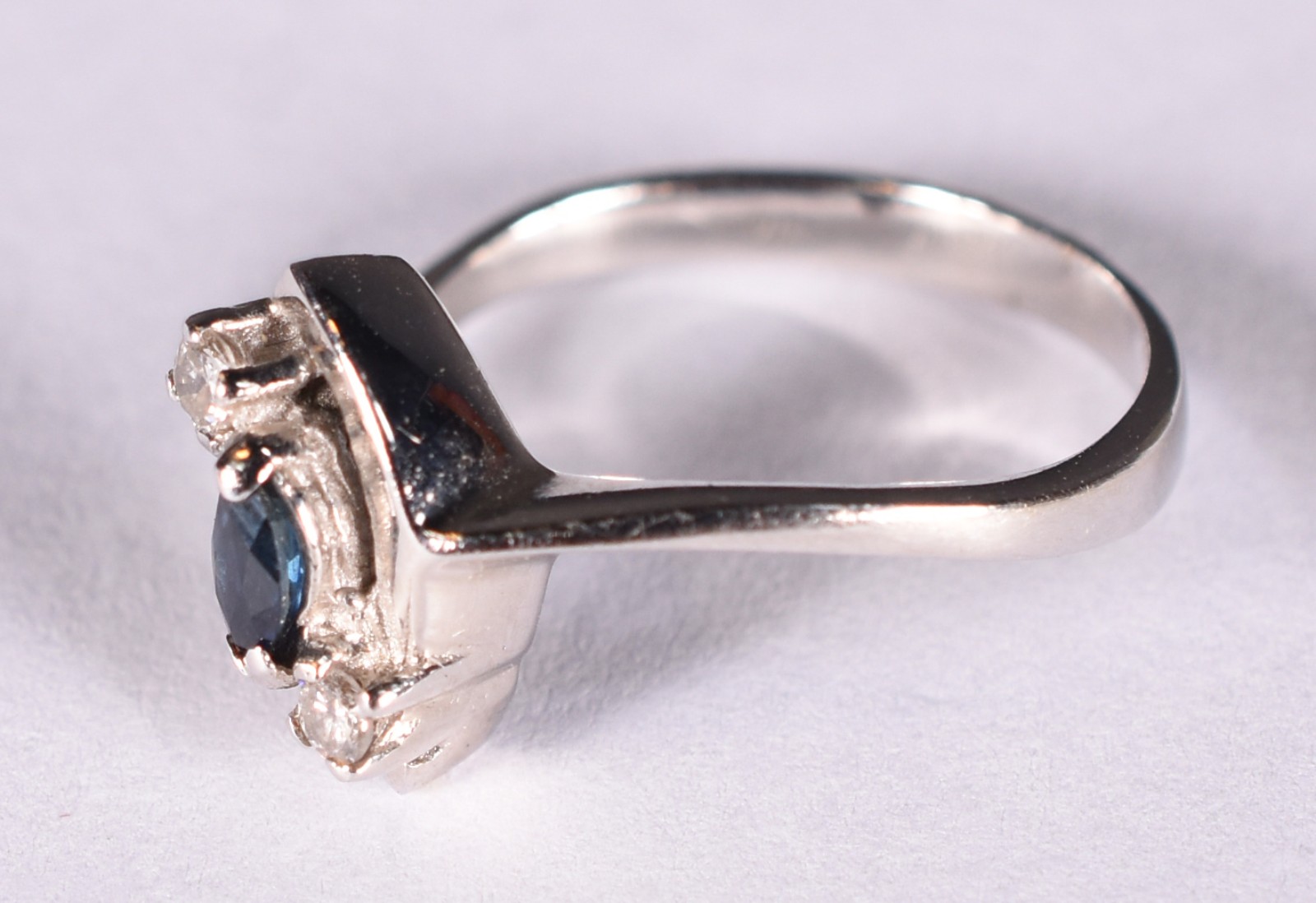 Anel de ouro branco com 2 brilhantes e safira azul, aro 13 (Por... - foto 2 de 5