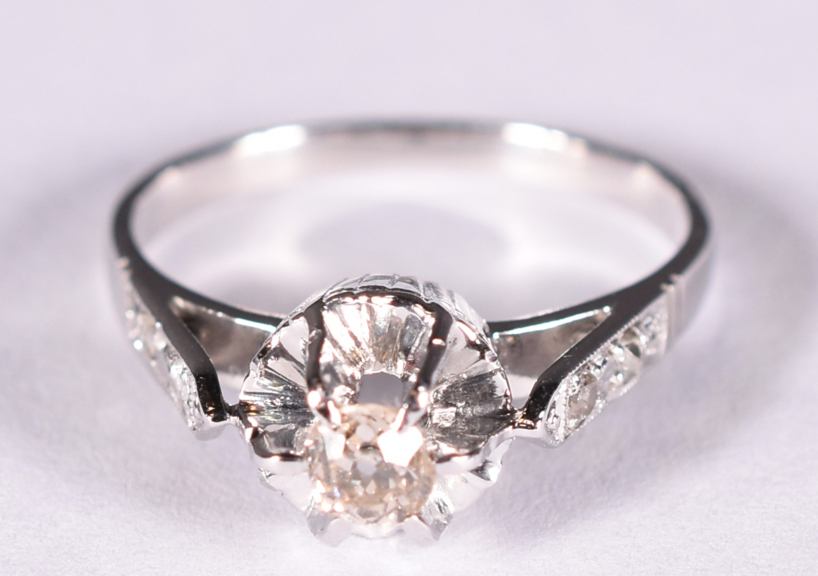 Anel de ouro branco com 1 brilhante central de 0,025 ct cada e 4... - foto 1 de 3