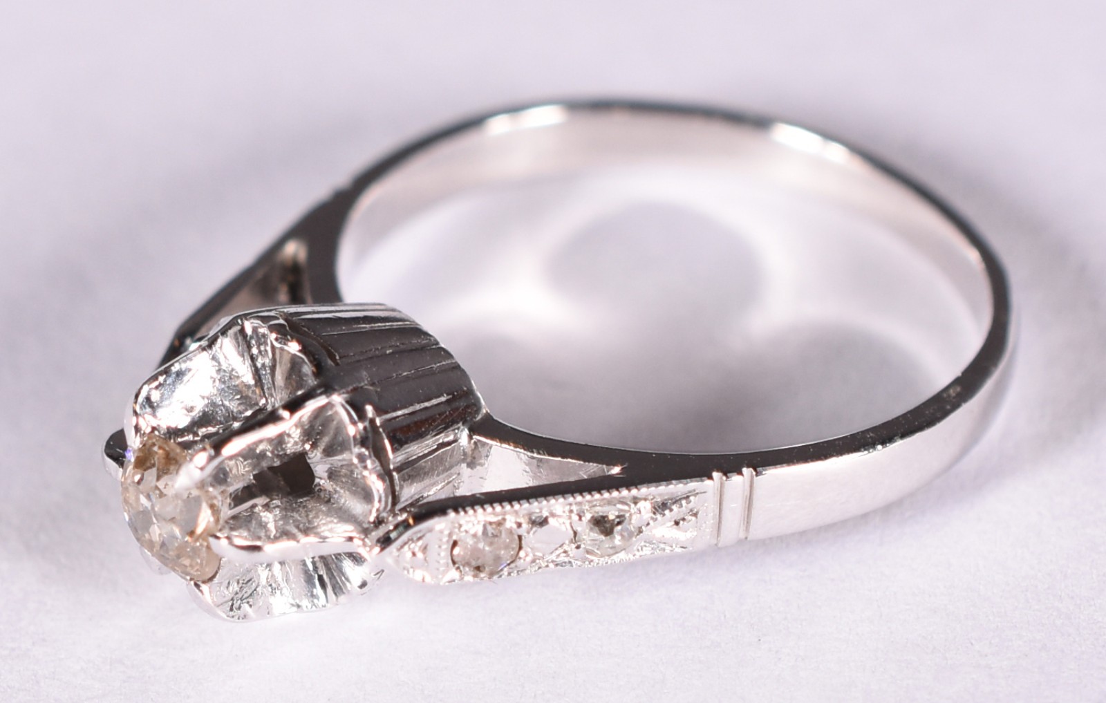 Anel de ouro branco com 1 brilhante central de 0,025 ct cada e 4... - foto 2 de 3
