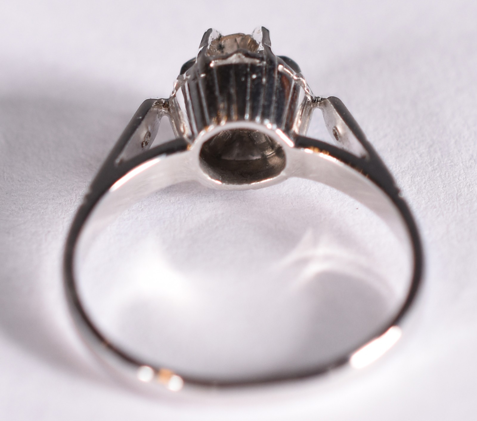 Anel de ouro branco com 1 brilhante central de 0,025 ct cada e 4... - foto 3 de 3