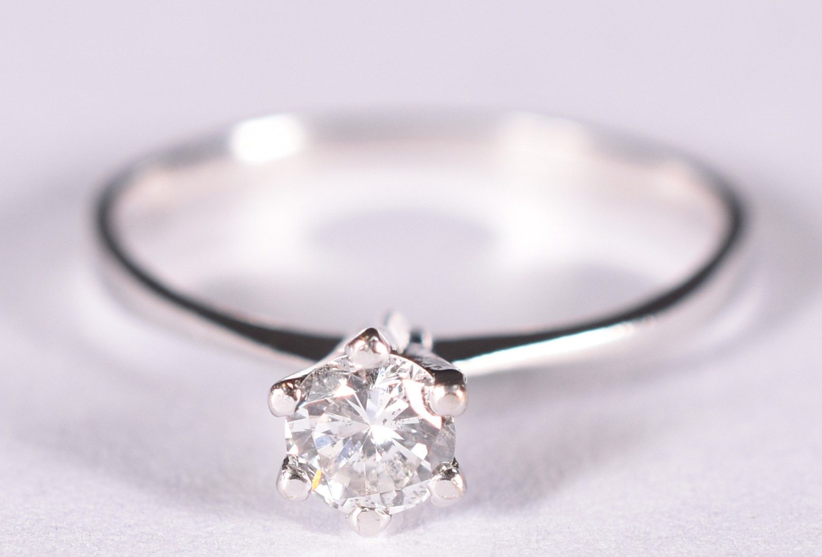 Solitário de ouro branco com um brilhante de 0,25 ct, aro 13 (Por... - foto 1 de 3