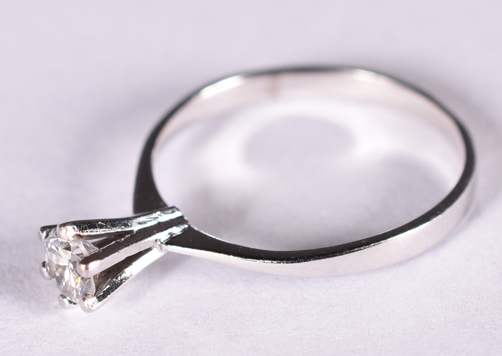 Solitário de ouro branco com um brilhante de 0,25 ct, aro 13 (Por... - foto 2 de 3