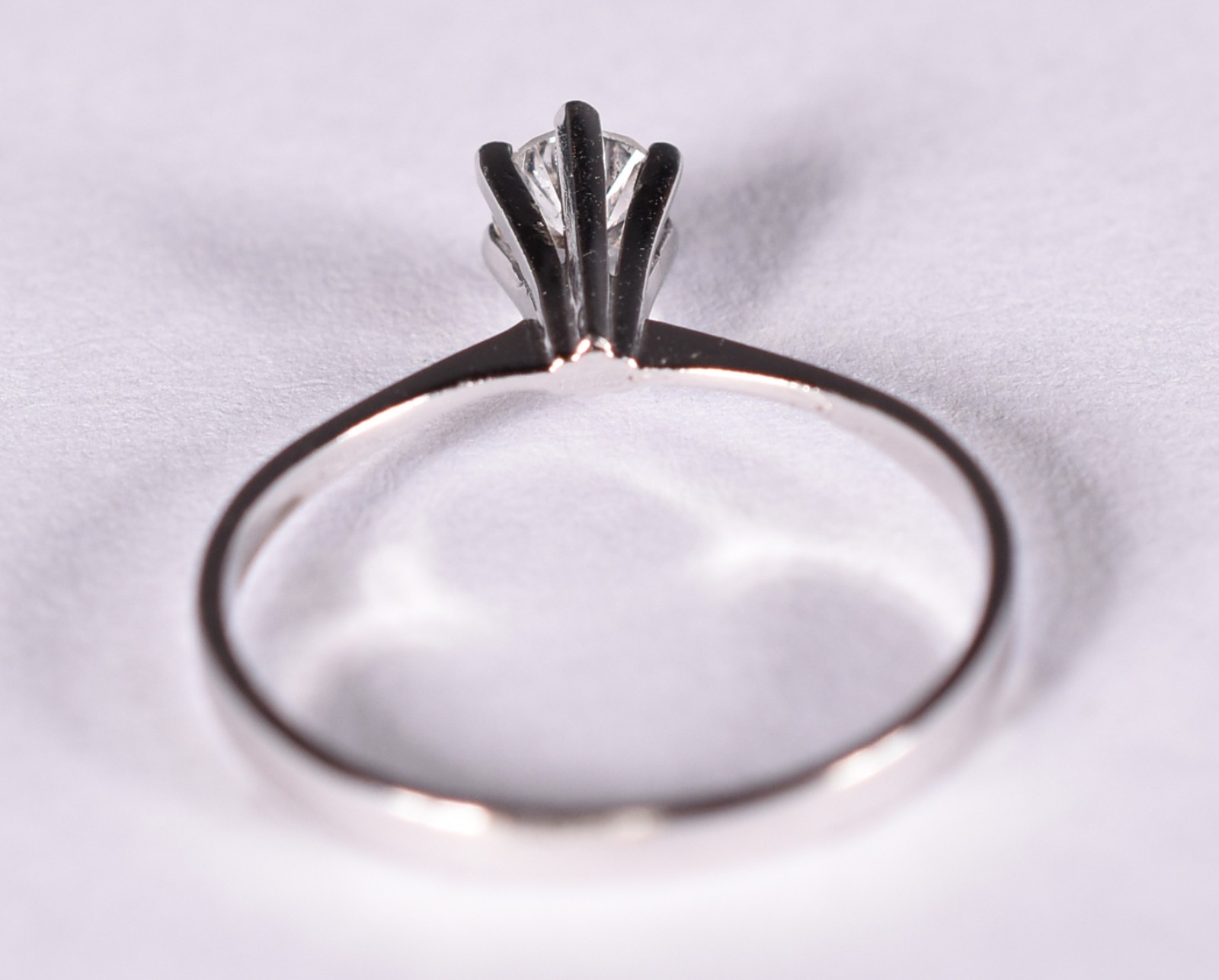 Solitário de ouro branco com um brilhante de 0,25 ct, aro 13 (Por... - foto 3 de 3