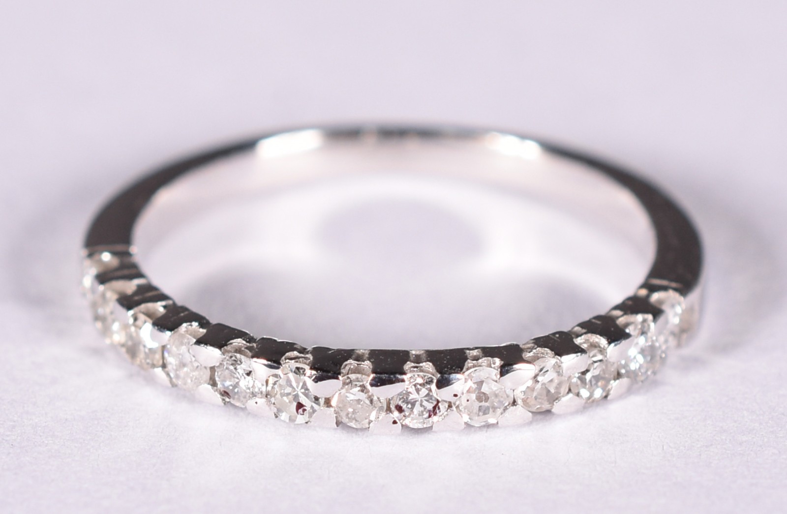 Anel de ouro branco com 13 brilhantes de 0,05 ct cada, aro 15 (Por... - foto 1 de 3