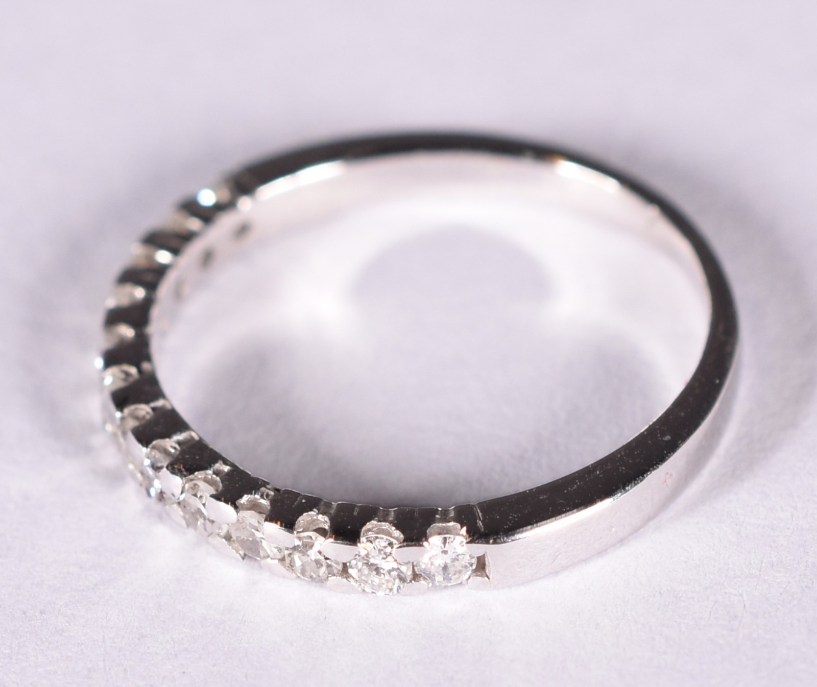 Anel de ouro branco com 13 brilhantes de 0,05 ct cada, aro 15 (Por... - foto 2 de 3